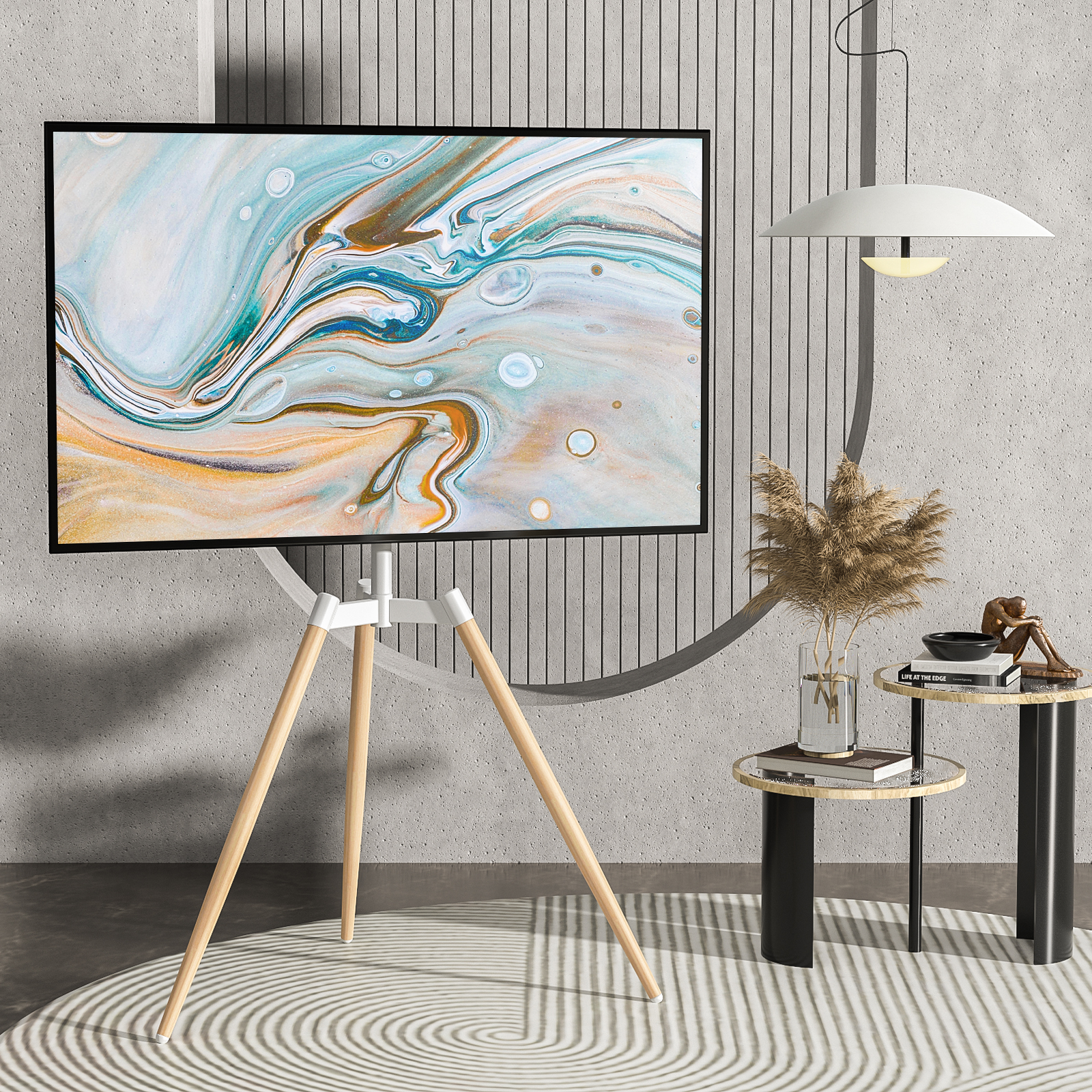 Ein moderner Wohnraum mit einem Fernseher auf einem Dreibeinstativ, abstrakter Kunst.