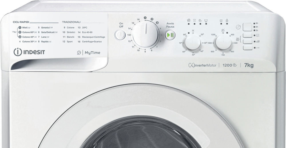 Una lavatrice Indesit bianca con pannello di controllo e porta.