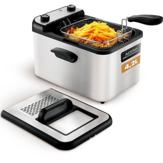 Una friggitrice in acciaio inox con cestello pieno di patatine fritte. Il coperchio è a lato.