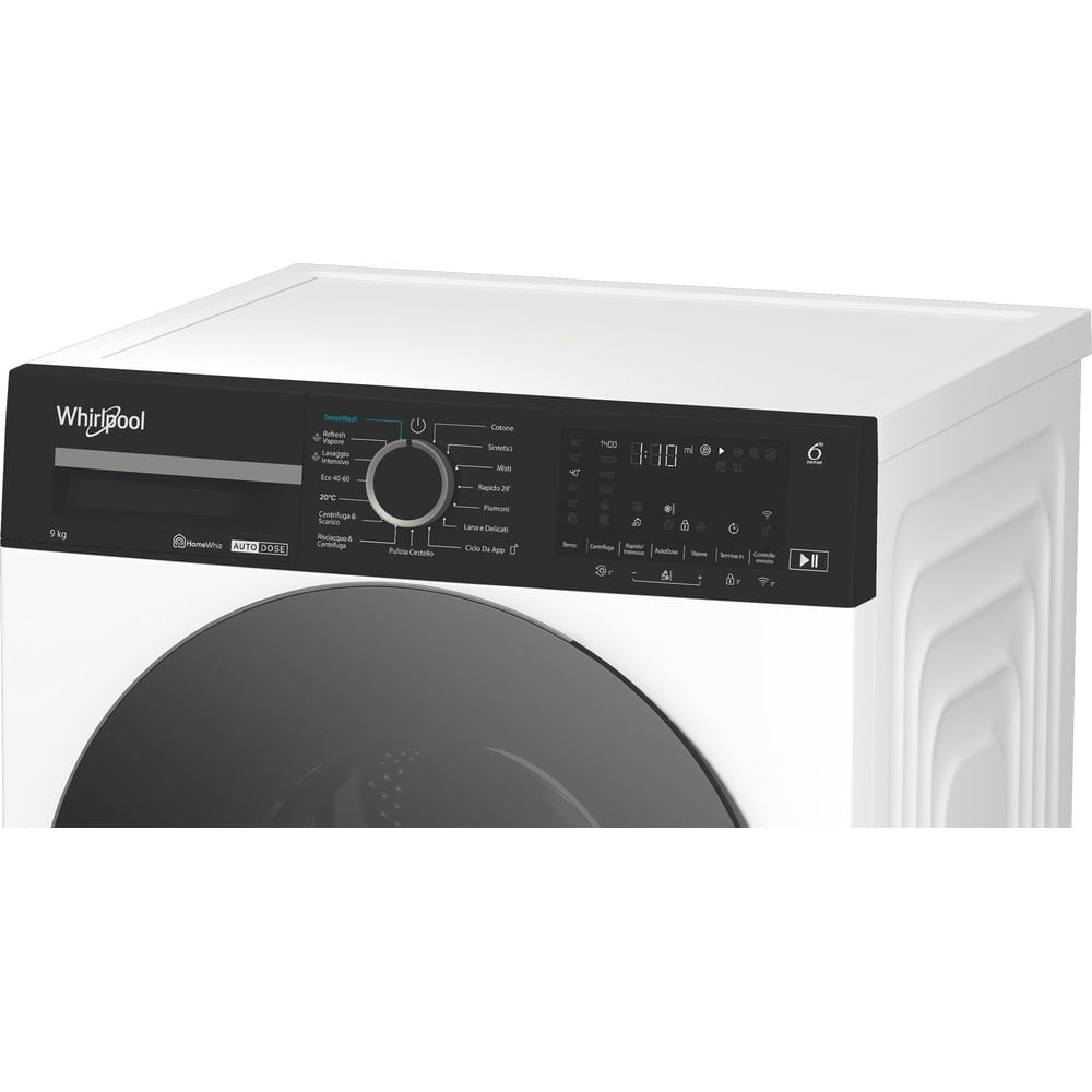 Una lavatrice bianca Whirlpool con pannello di controllo nero e display digitale.