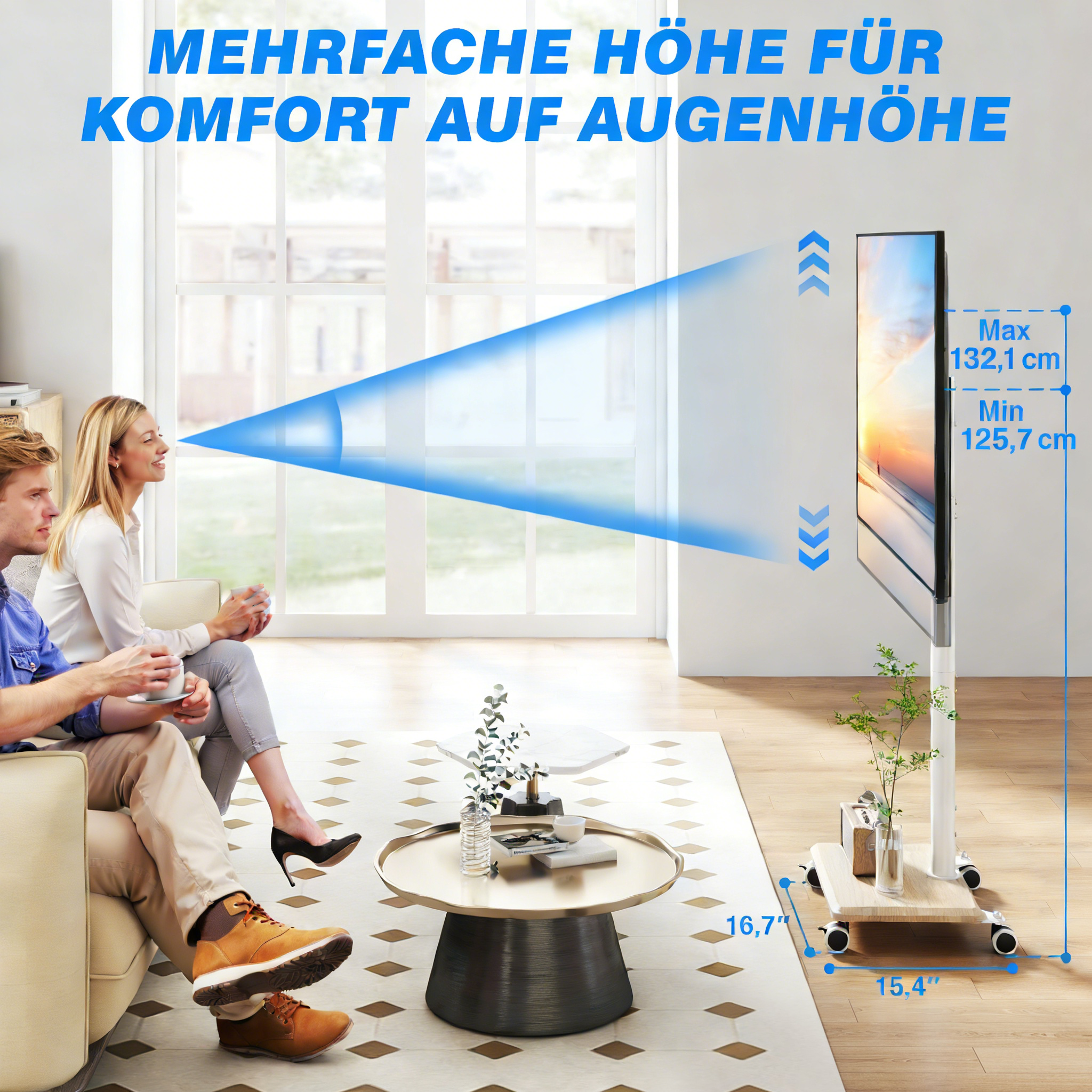 Ein Paar sitzt auf einem Sofa vor einem Fernseher auf einem Ständer.
