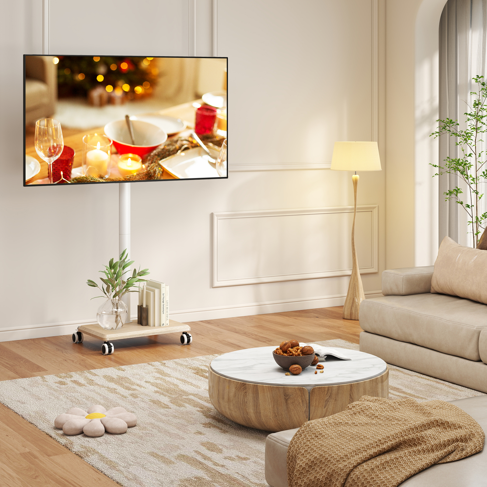Ein Wohnzimmer mit einem Fernseher, der ein festliches Essen zeigt. Ein Sofa und ein Couchtisch sind zu sehen.