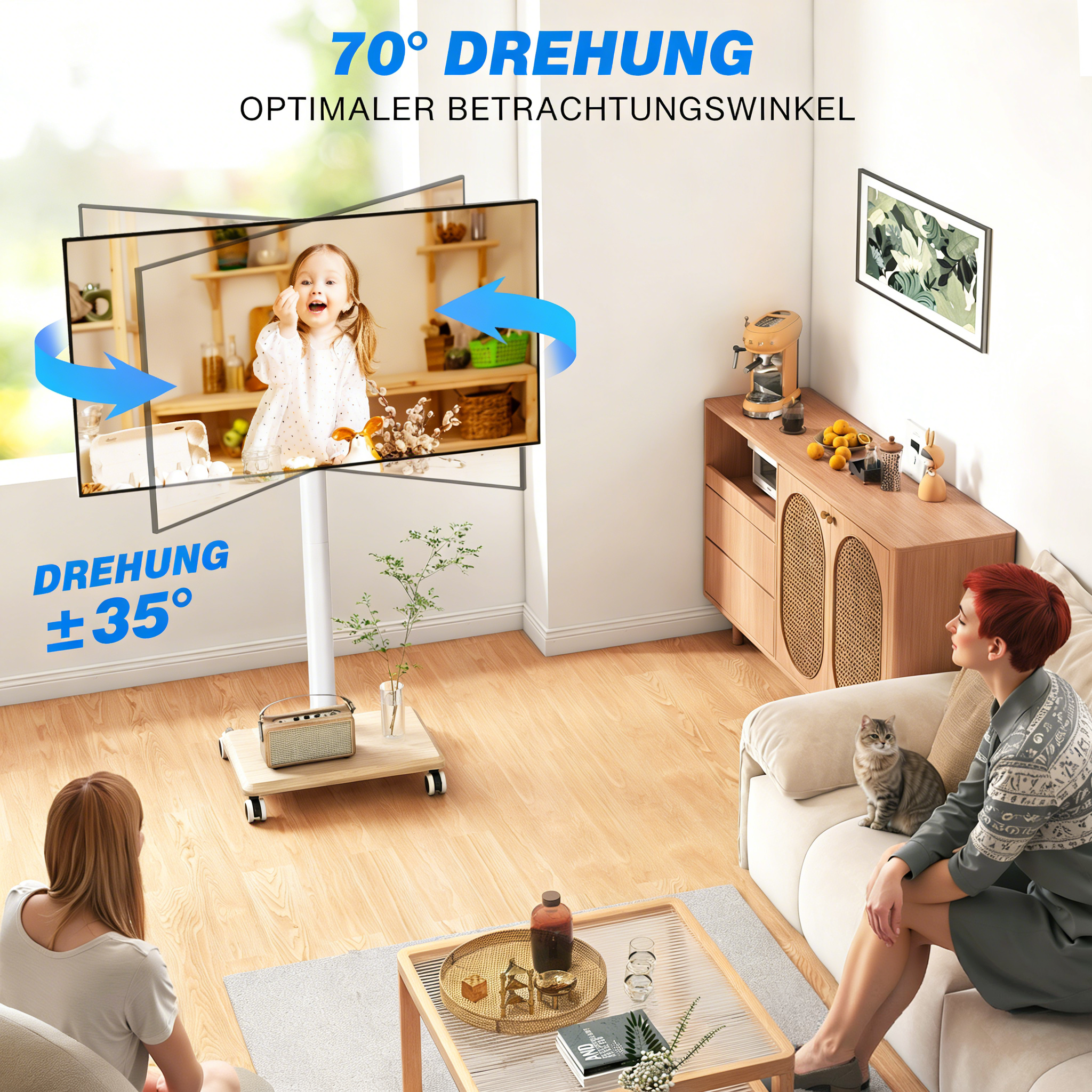 Ein drehbarer TV-Ständer zeigt ein Bild eines lächelnden Kindes. Zwei Frauen und eine Katze sitzen im Wohnzimmer.