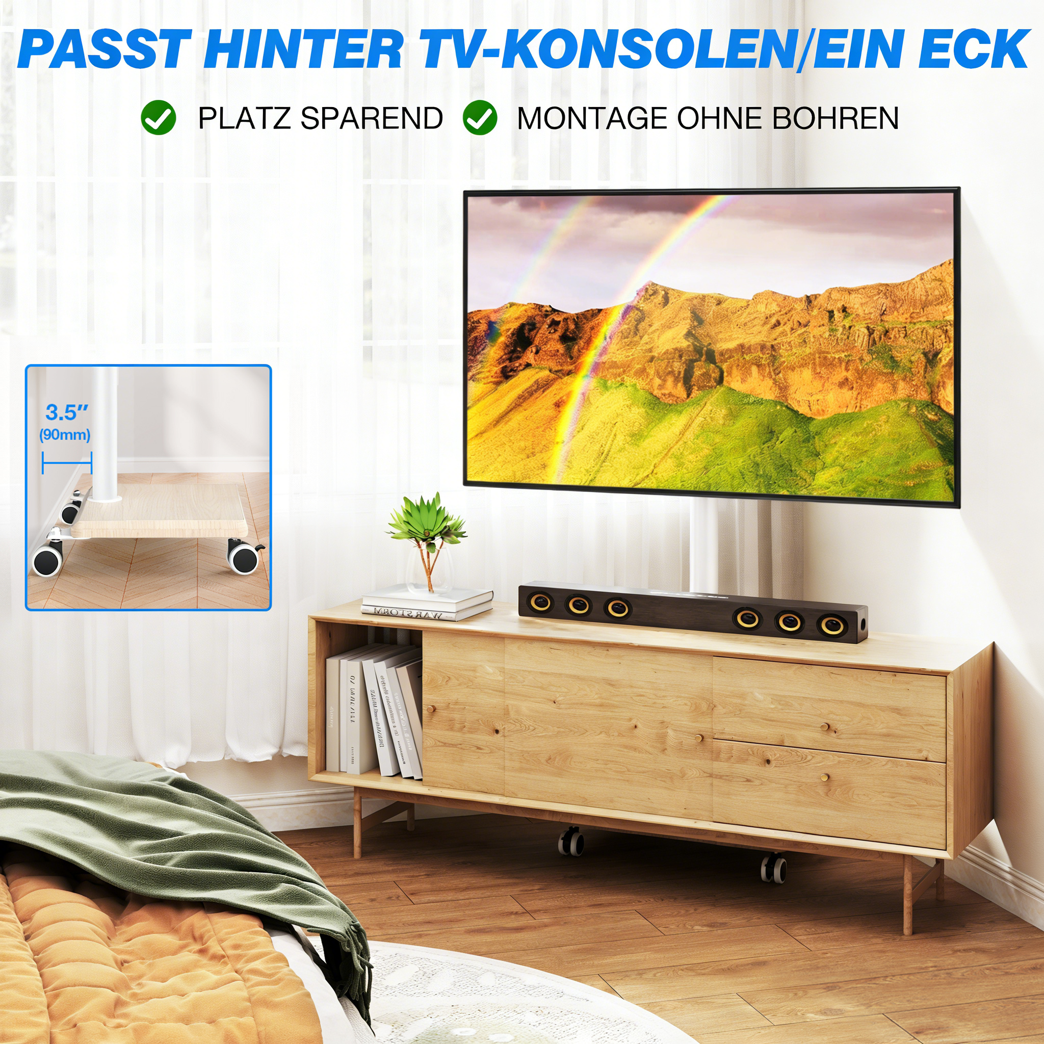 Moderner Wohnraum mit Fernseher, Soundbar und TV-Möbel. Ein Bett mit Decke.