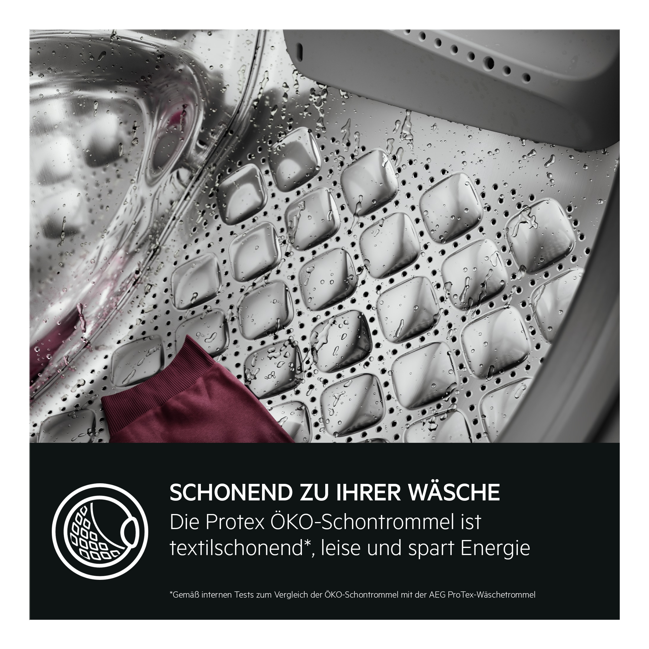 Eine rote Textilie liegt in einer nassen Waschmaschinentrommel mit Wabenmuster.