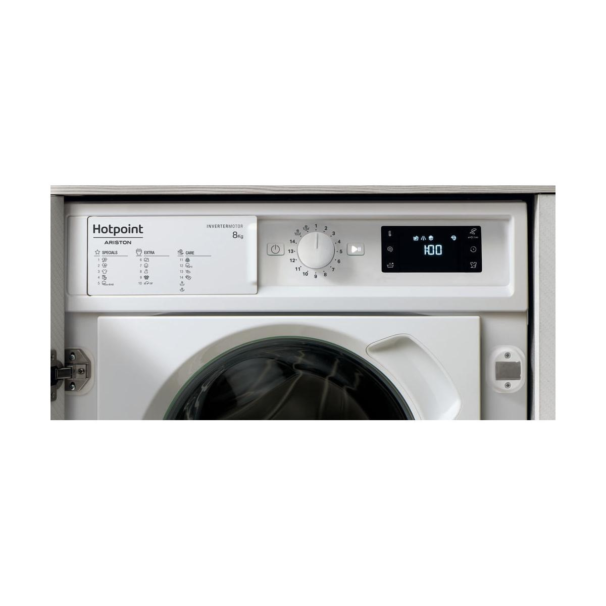 Pannello di controllo lavatrice Hotpoint bianca con display digitale che mostra 1:00.