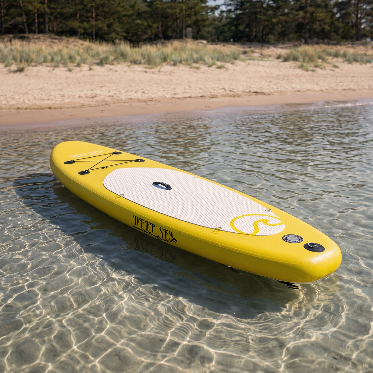 Ein gelbes Stand-Up-Paddleboard schwimmt im klaren Wasser, Strand im Hintergrund.