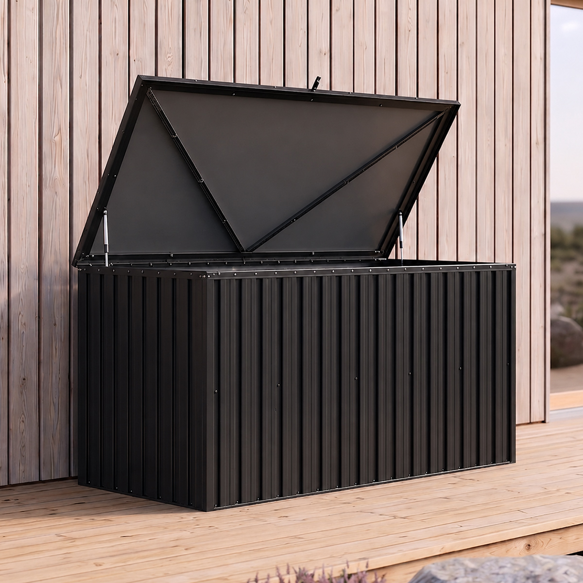 Ein schwarzer Gartenschrank mit offenem Deckel steht auf einer Holzterrasse.