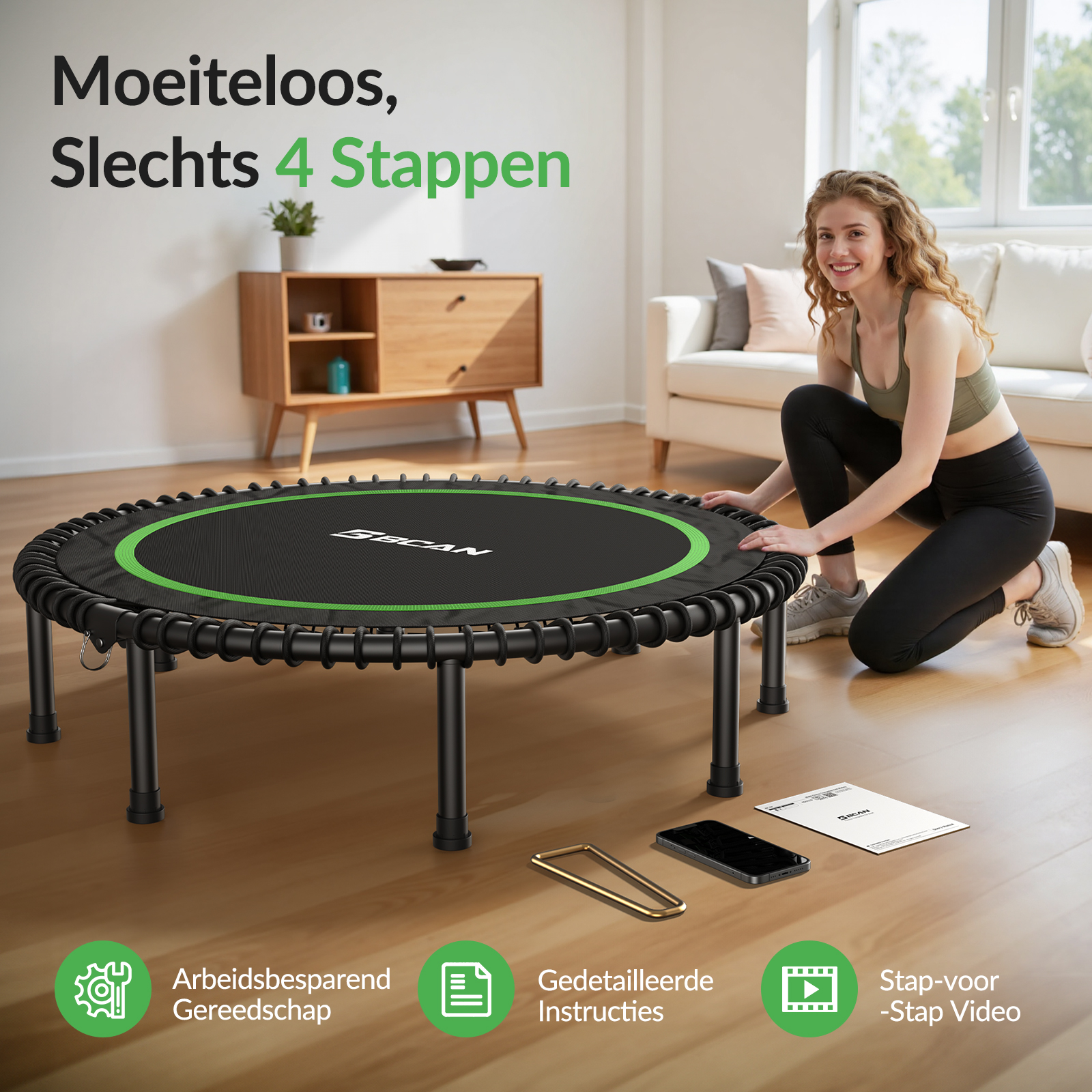 Eine Frau kniet neben einem schwarzen Trampolin mit grünen Akzenten in einem Wohnzimmer.