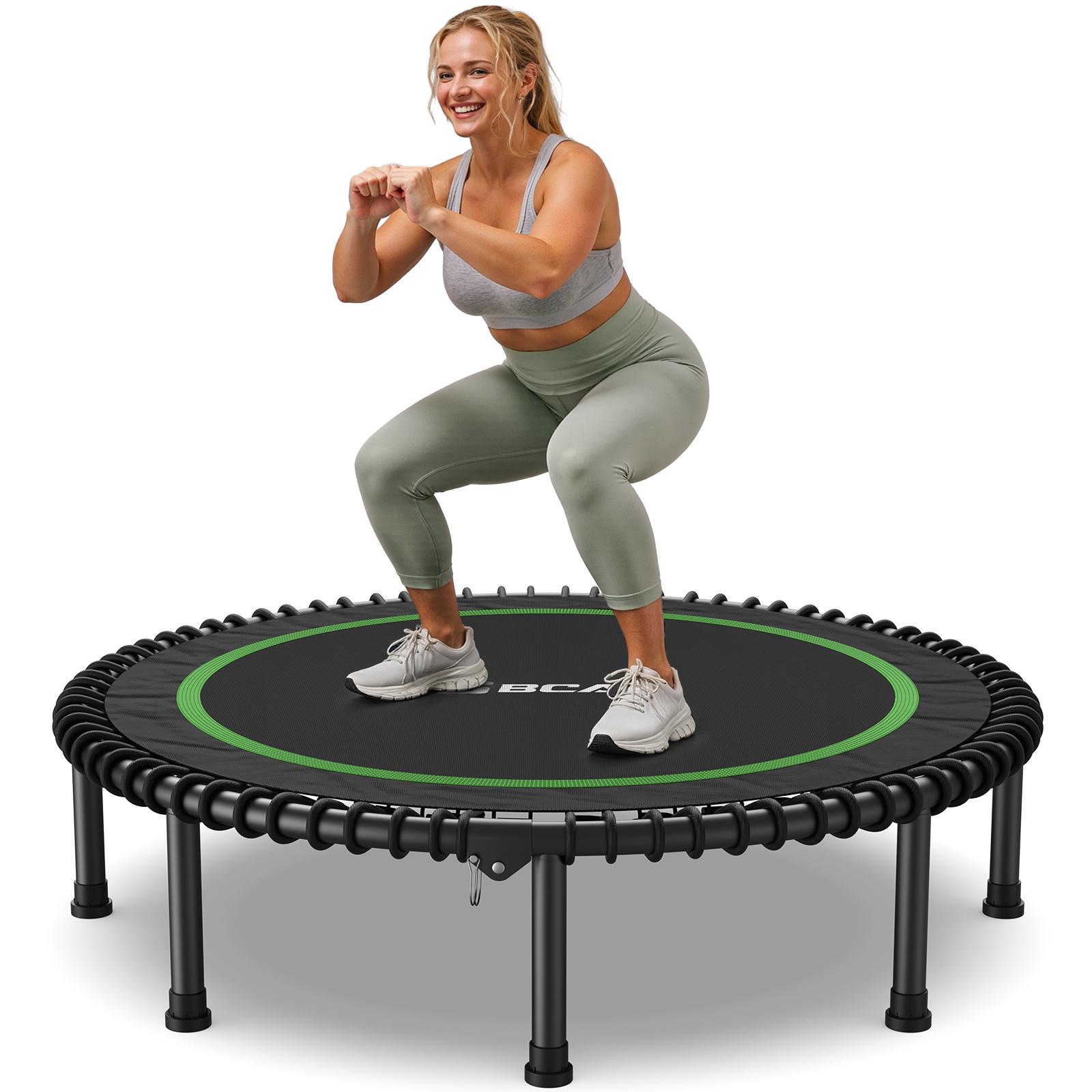 Frau macht Kniebeugen auf einem Trampolin.