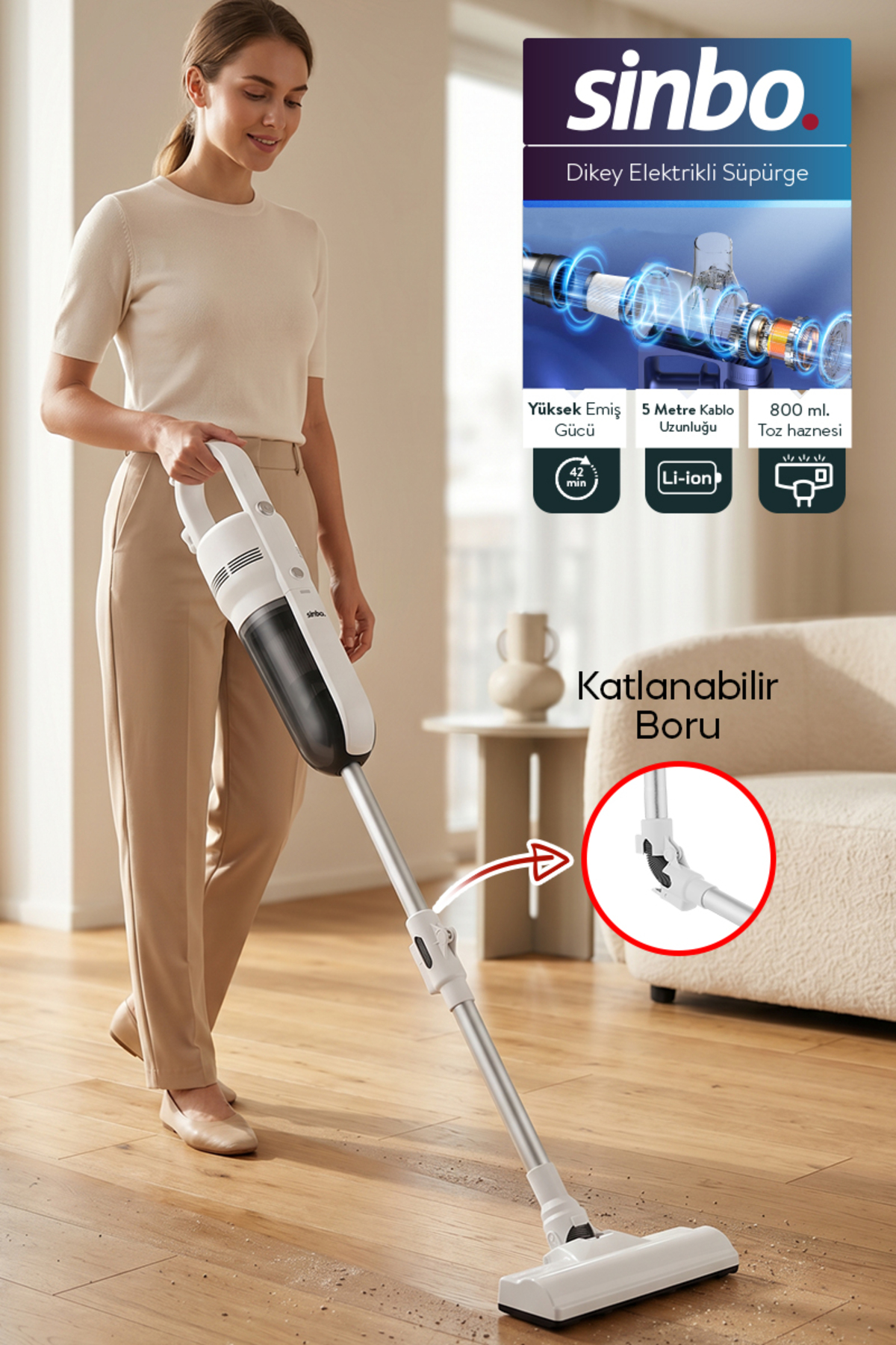 Modern bir oturma odasında kablosuz süpürge tutan bir kadın.