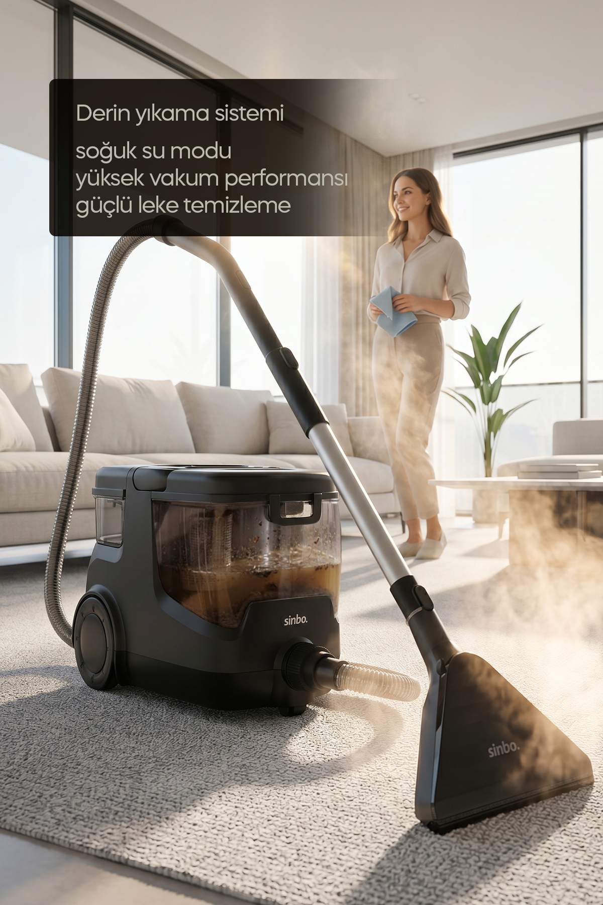 Kirli su haznesine sahip siyah halı yıkama makinesi halının üzerinde duruyor. Arkada bir kadın var.
