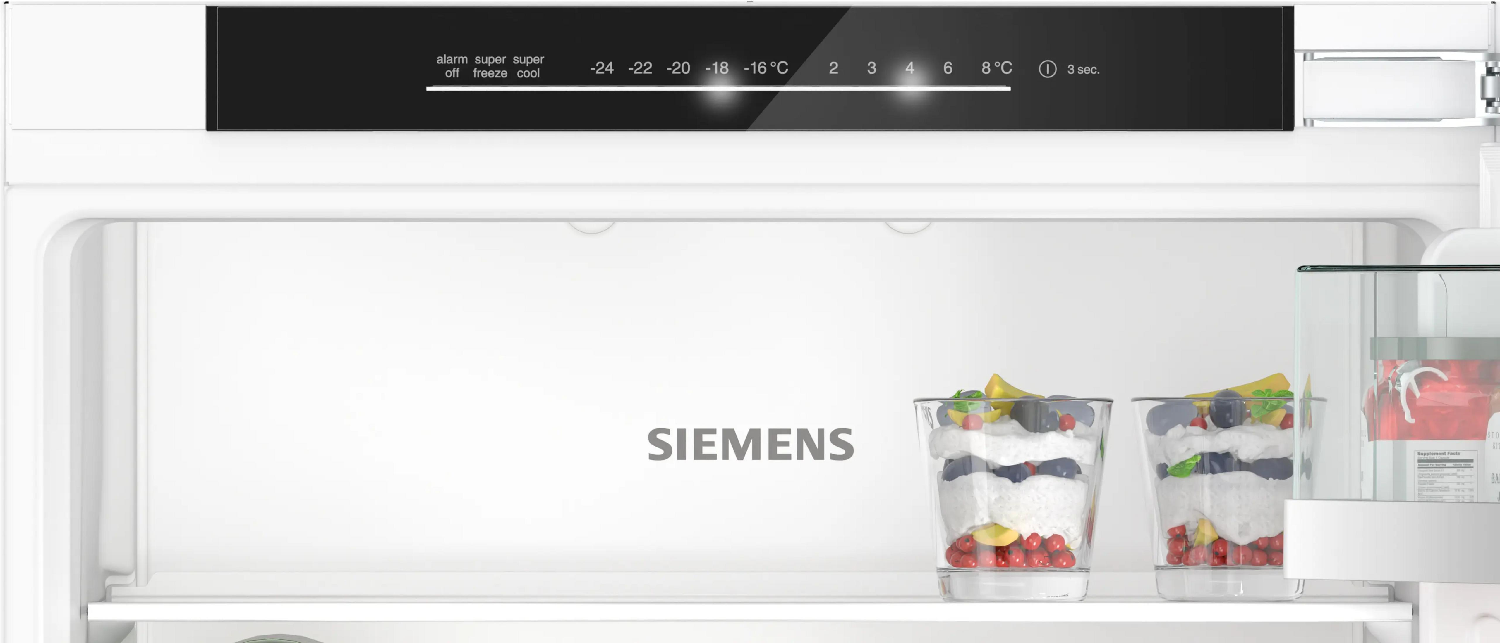 Siemens Kühlschrank mit digitalen Temperatureinstellungen und zwei Gläsern Obstparfait.