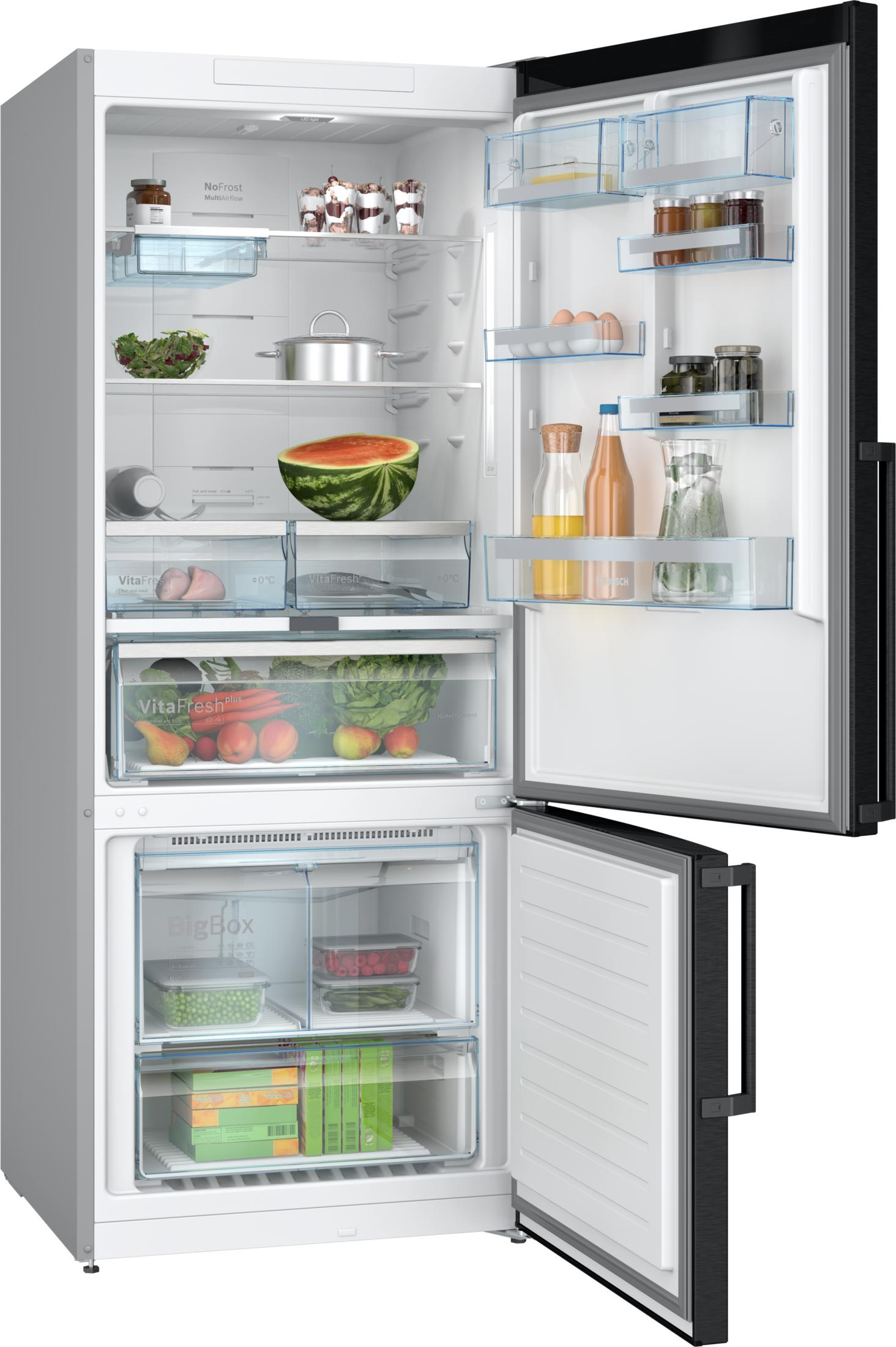 Ein offener Kühlschrank mit Lebensmitteln wie Wassermelone, Gemüse und Eiern.