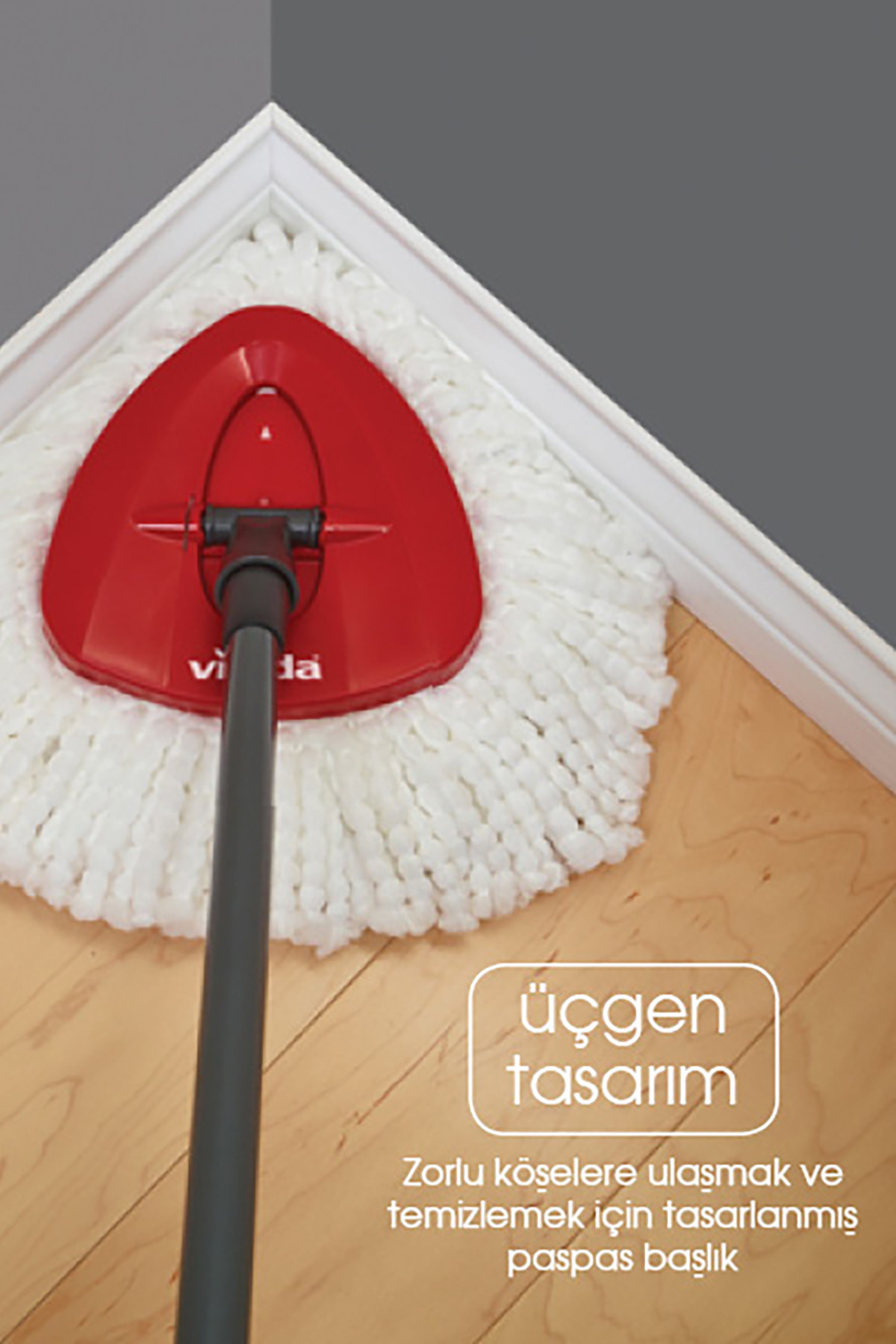 Kırmızı bir paspas başlığı, ahşap zemindeki bir köşeyi beyaz mikrofiber ile temizler.