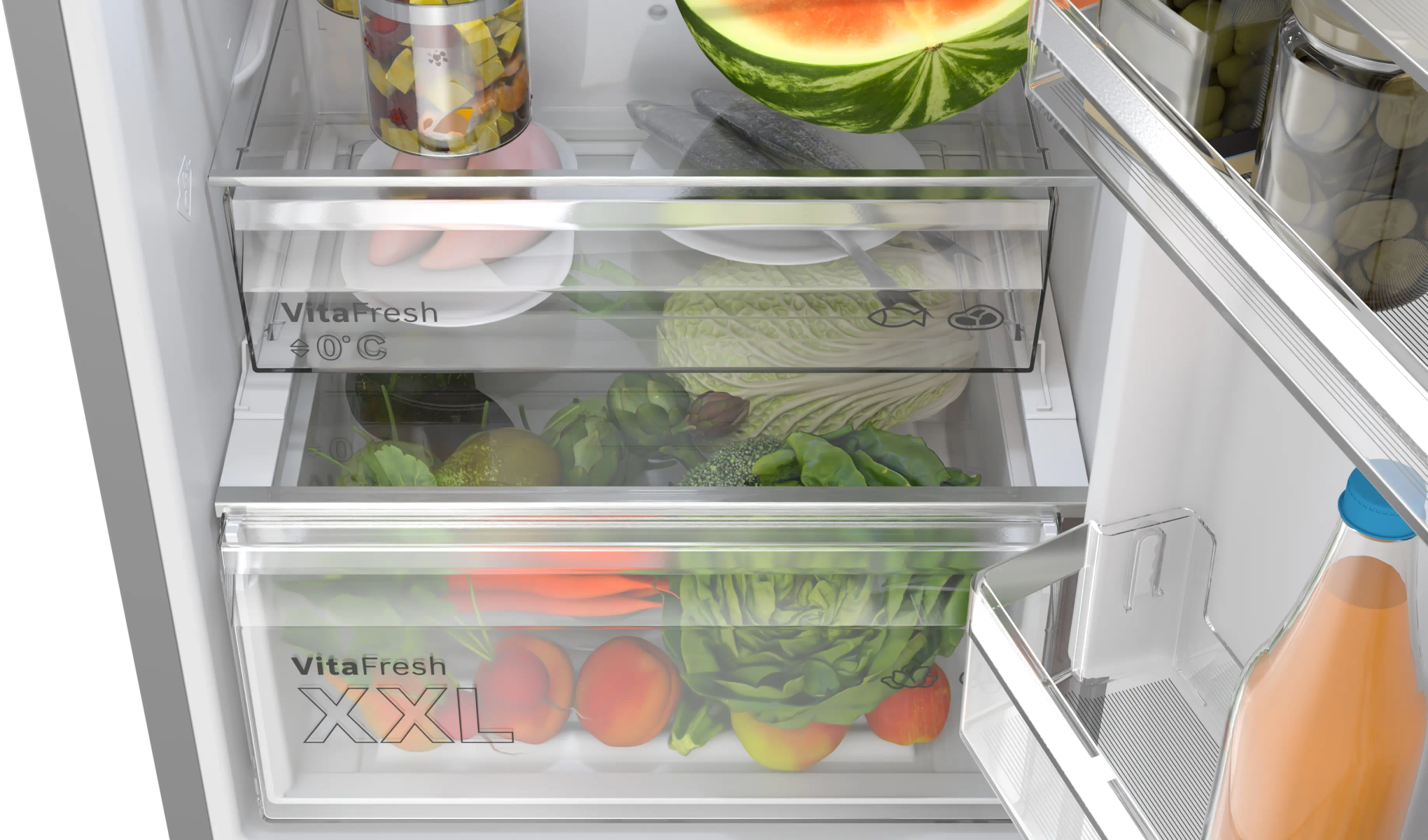 Refrigerador abierto con dos cajones llenos de frutas y verduras.