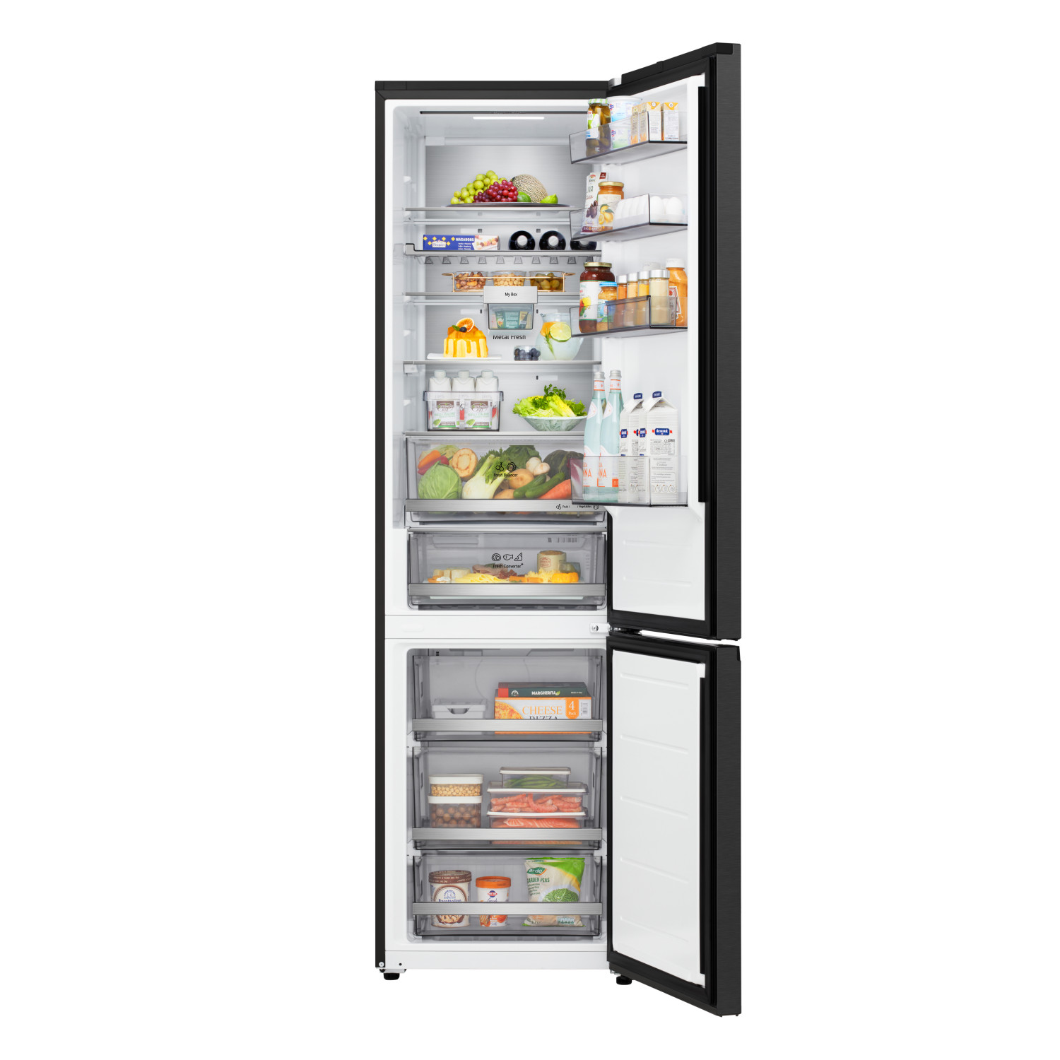 Refrigerador negro abierto con estantes llenos de comida y bebidas. Cajón congelador debajo.