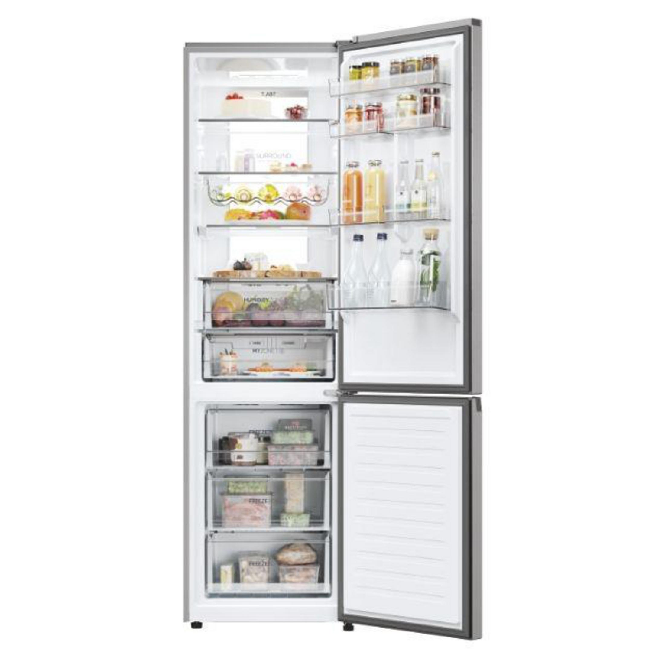 Un refrigerador abierto con alimentos y bebidas en sus estantes y cajones.