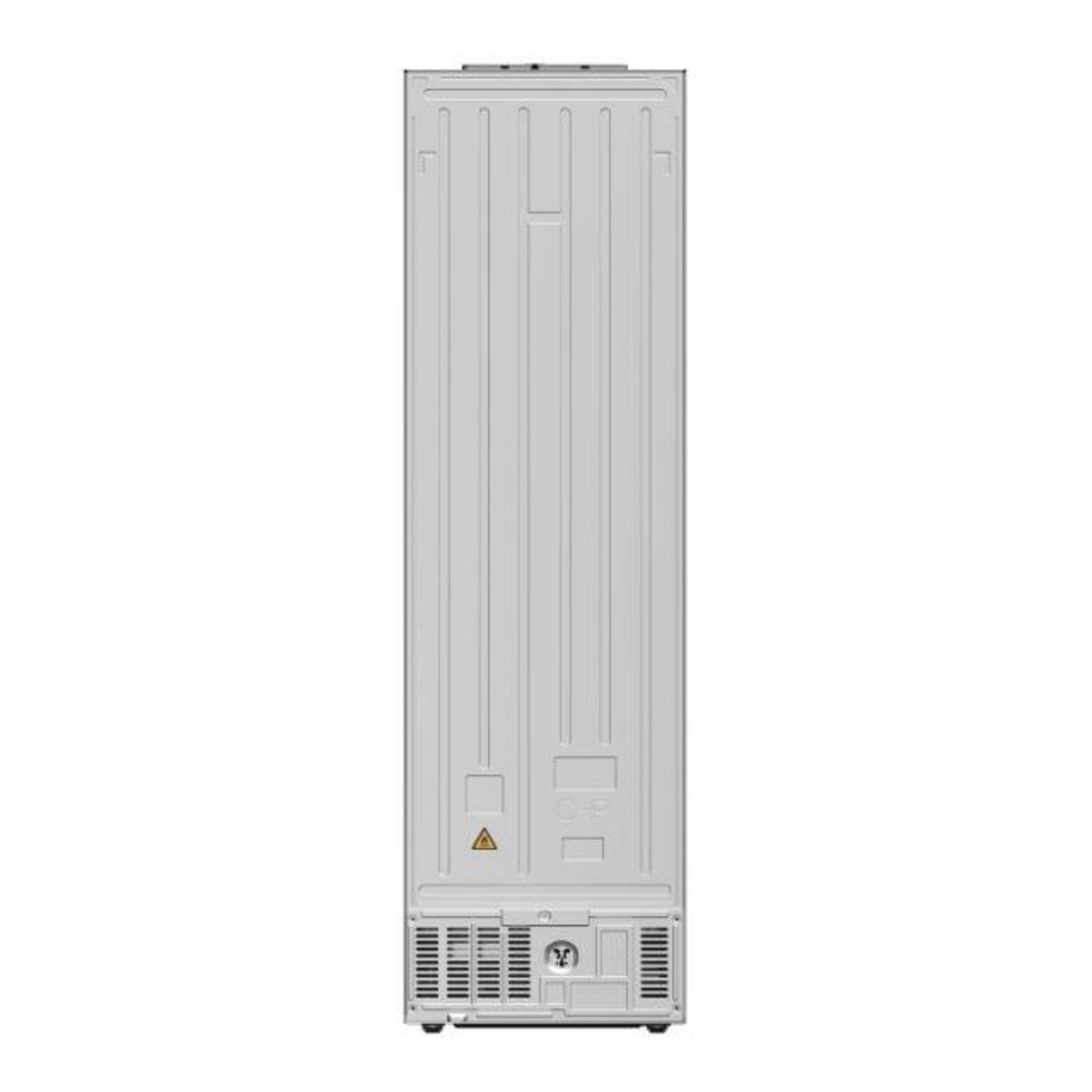Parte trasera de un refrigerador estrecho y blanco con rejillas abajo.