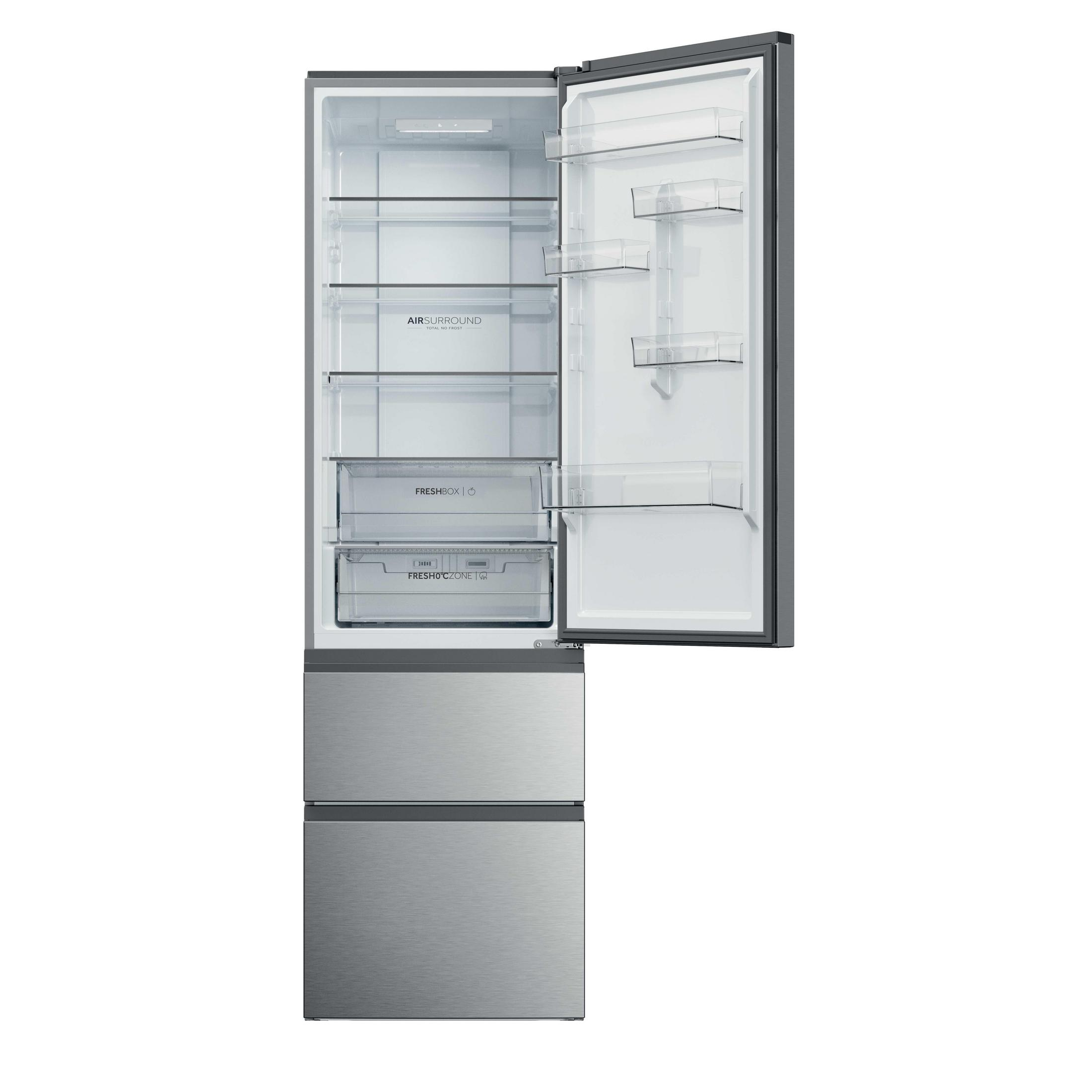 Refrigerador plateado abierto con estantes y cajones vacíos.