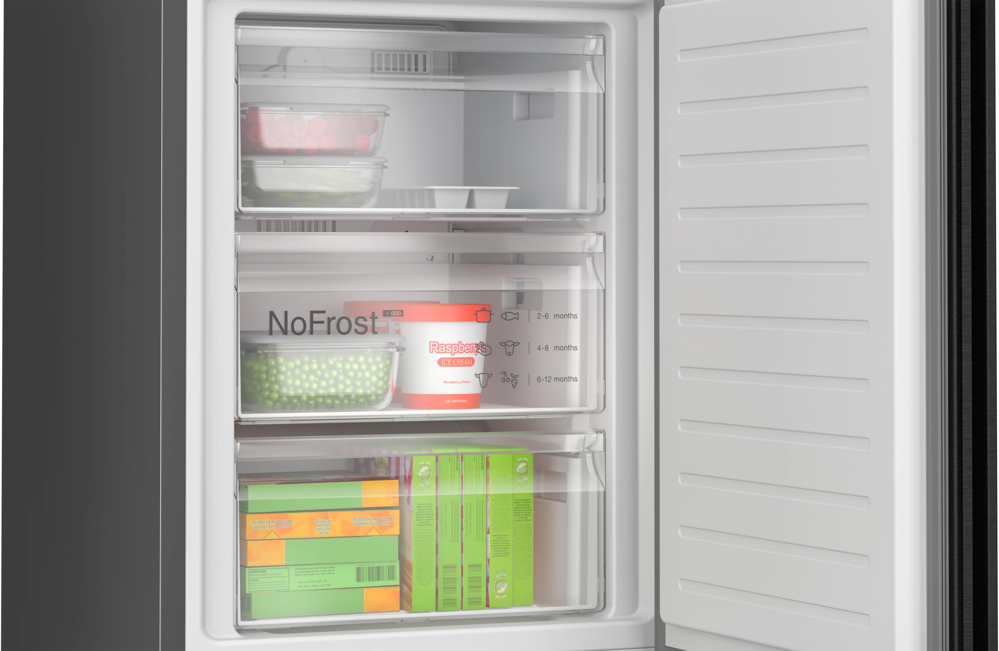 Interior del congelador con cajones que contienen alimentos como bayas, helado y verduras congeladas.
