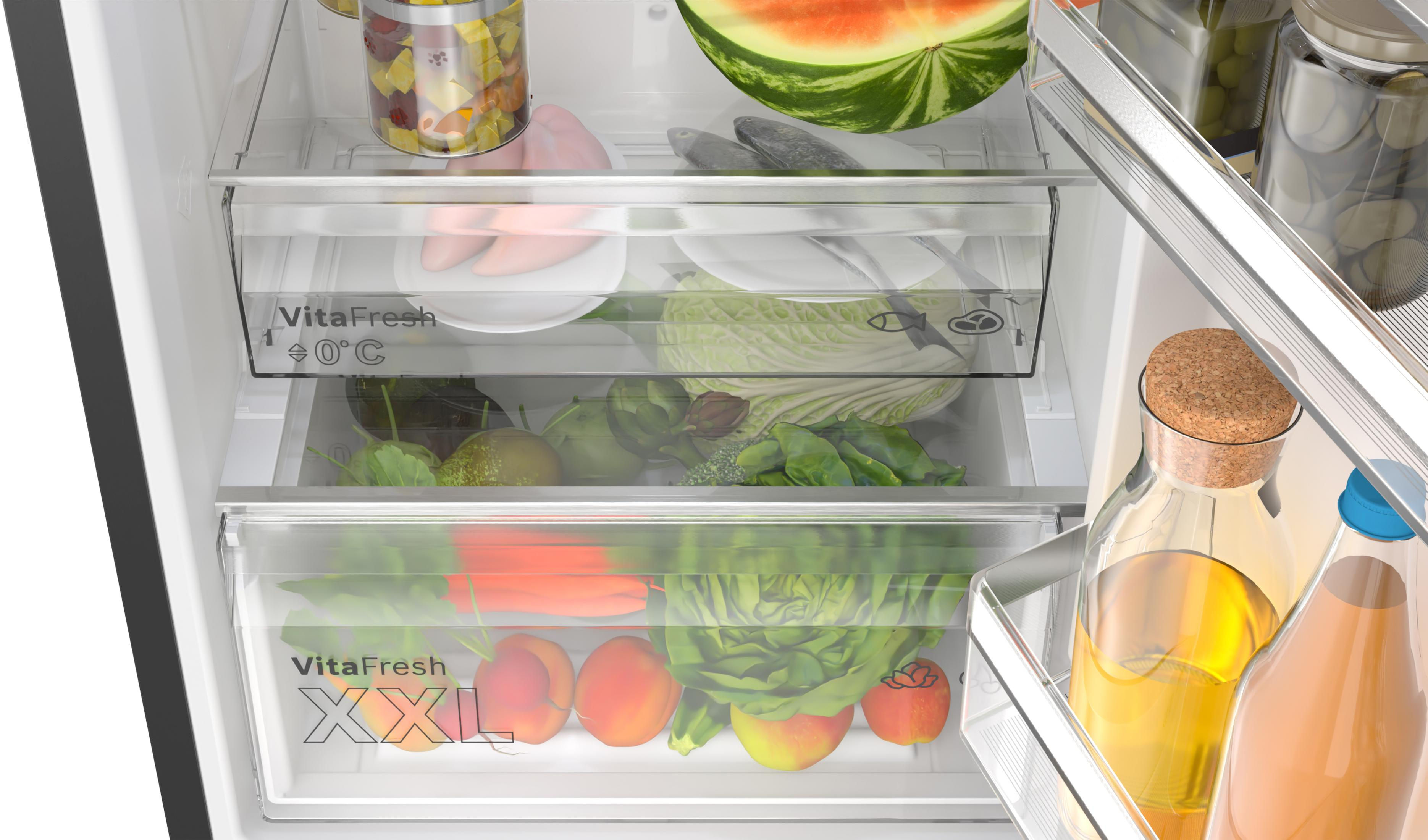 Interior de refrigerador con dos cajones de productos frescos, incluyendo frutas y verduras.