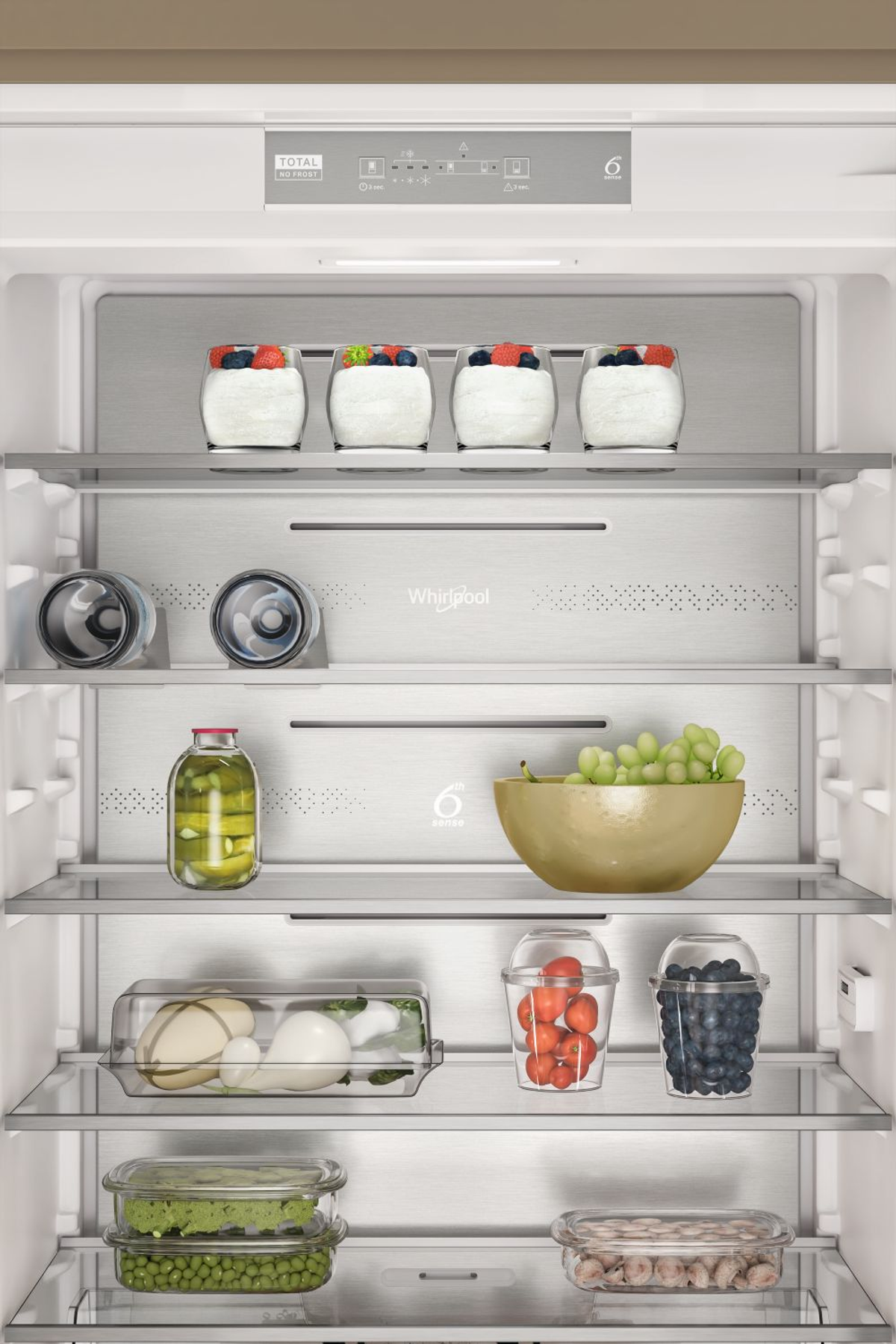 Un frigorifero aperto con più ripiani. Il ripiano superiore ha quattro bicchieri di yogurt e bacche.