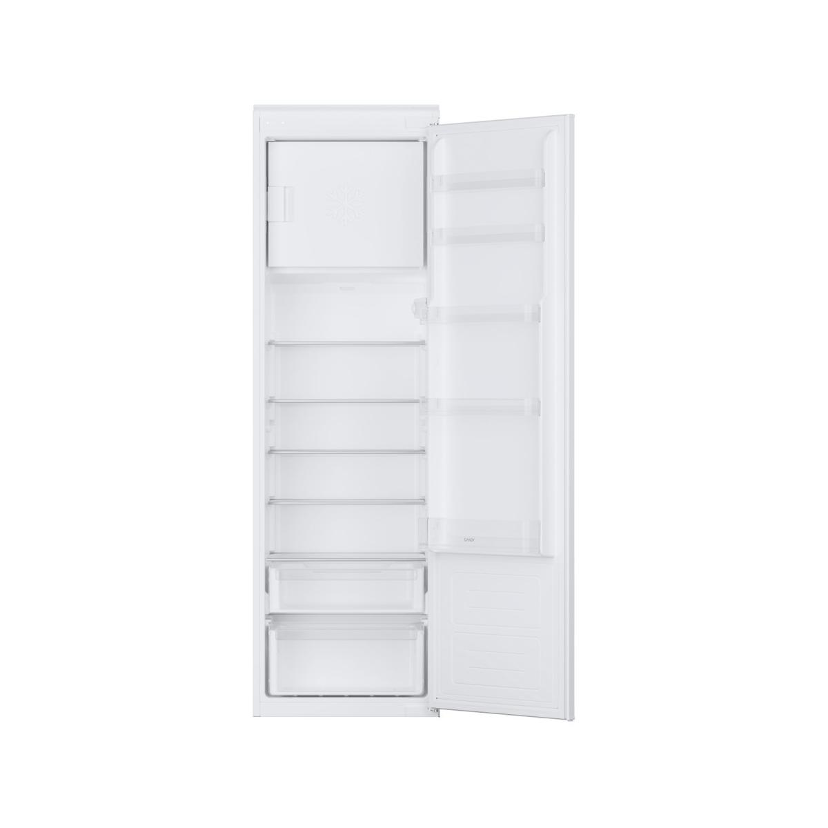 Un frigorifero bianco con la porta aperta, che mostra più ripiani.