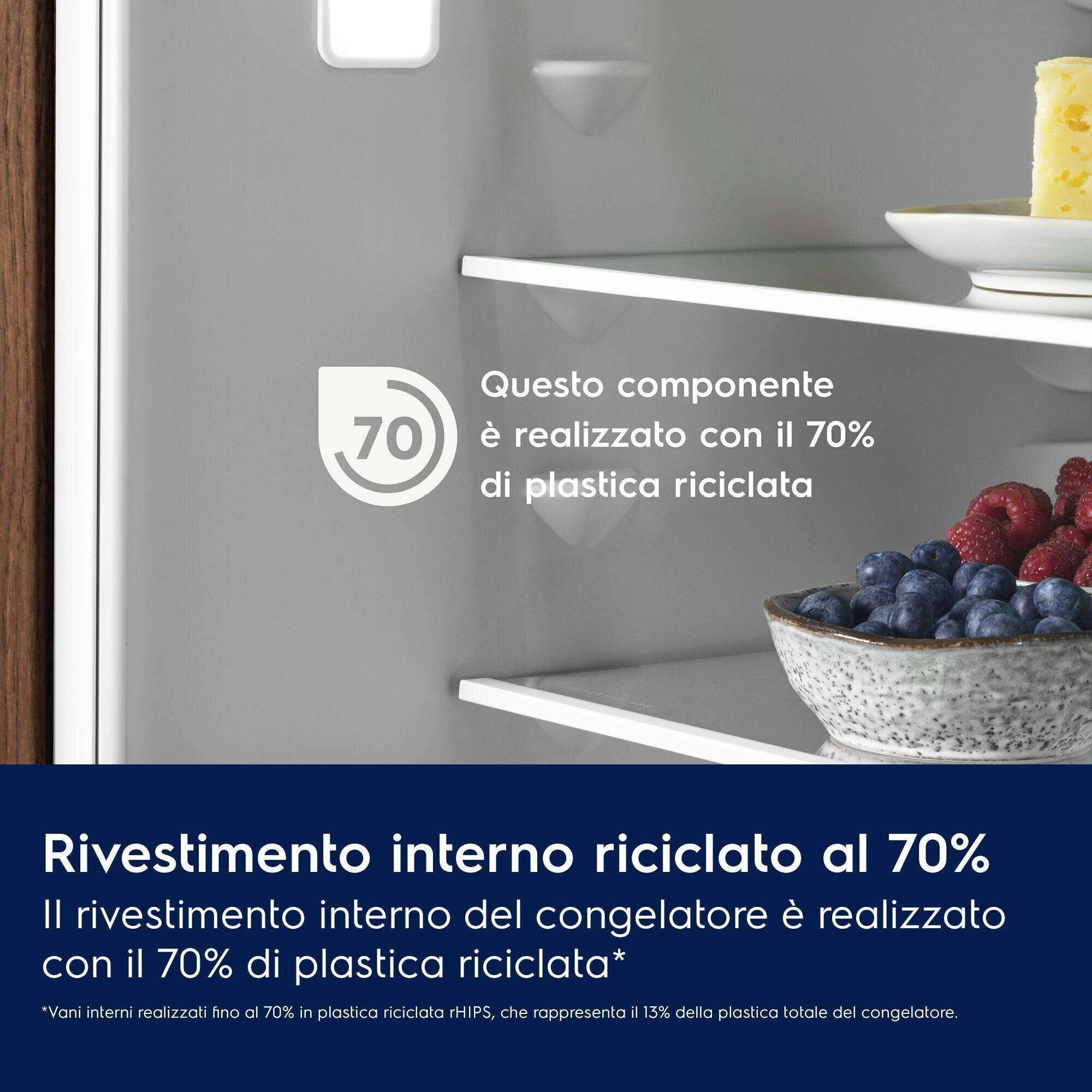 Interno frigorifero con frutti di bosco, formaggio e simbolo 70% riciclato.