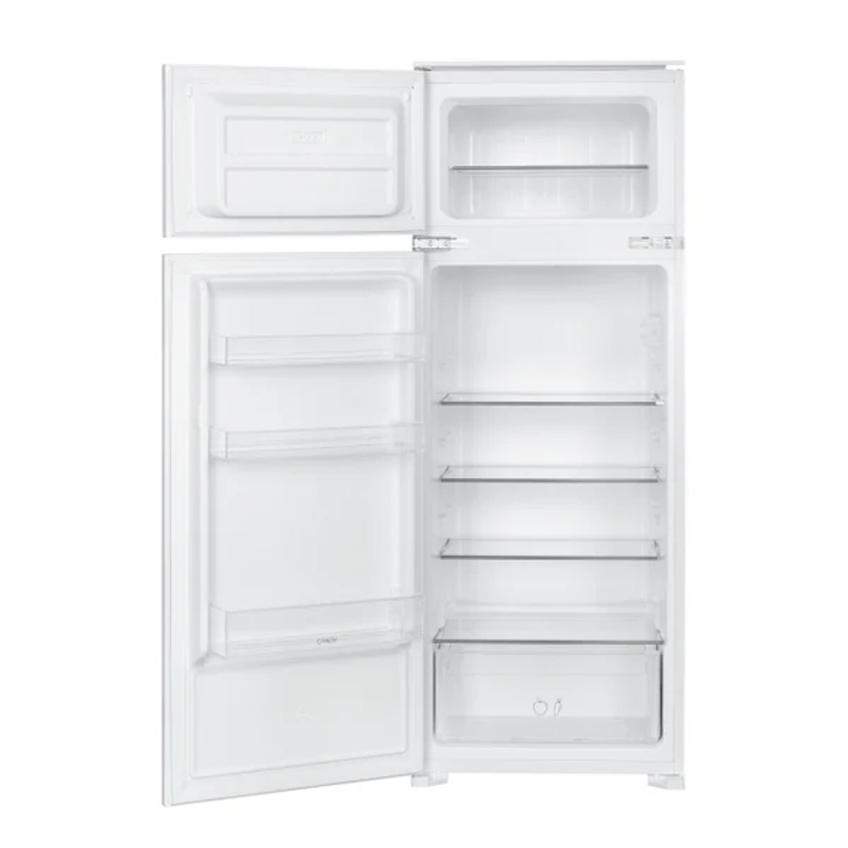 Un frigorifero bianco con la porta aperta, che mostra più ripiani.