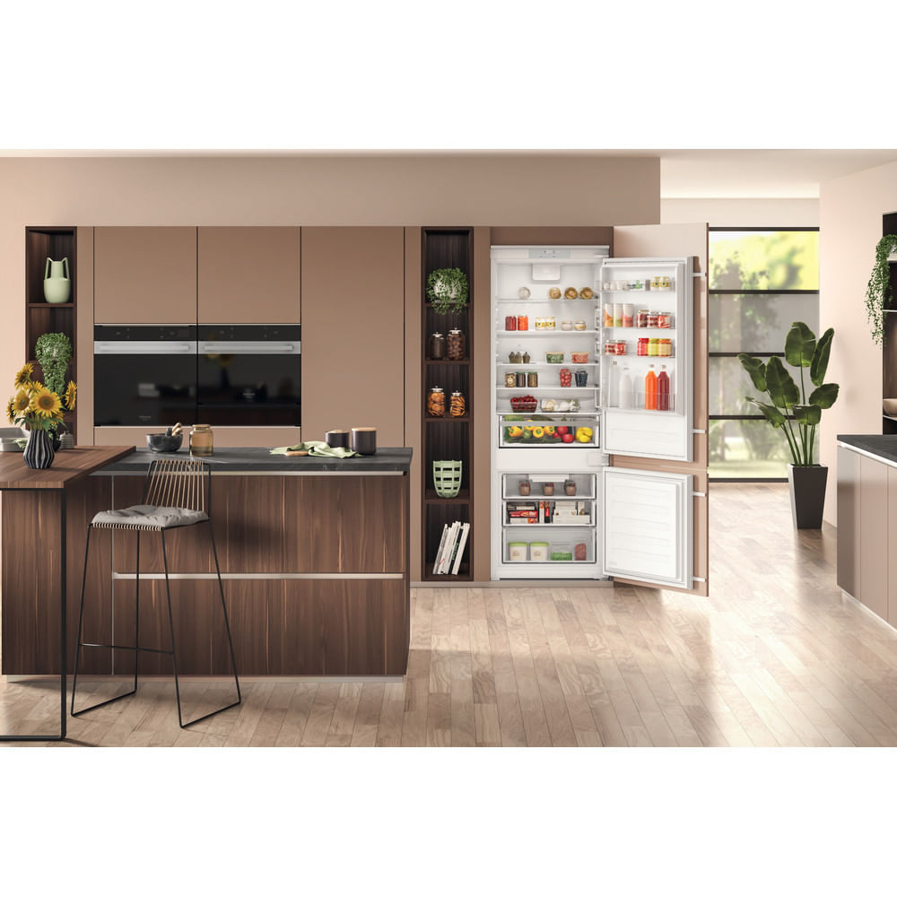 Una cucina moderna con un frigorifero aperto pieno di cibo.