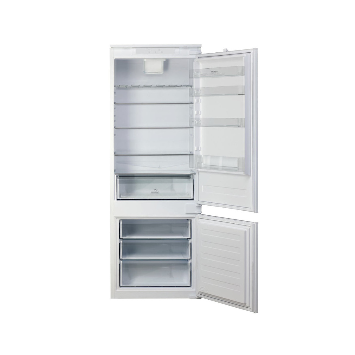 Un frigorifero bianco aperto con ripiani in vetro e cassetti.