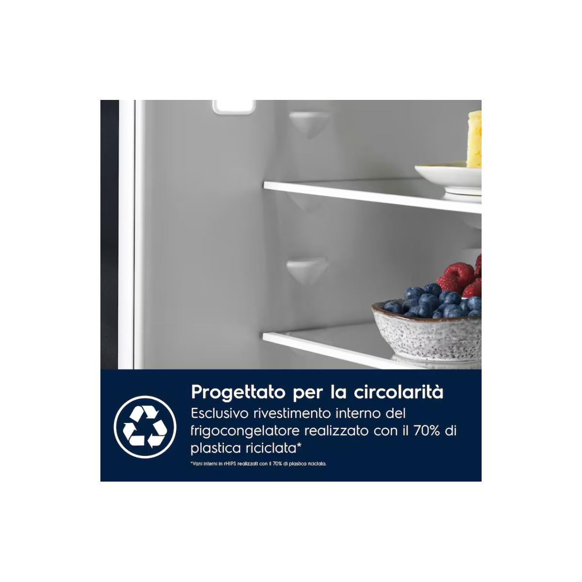 Interno frigorifero con frutti di bosco e torta sugli scaffali.