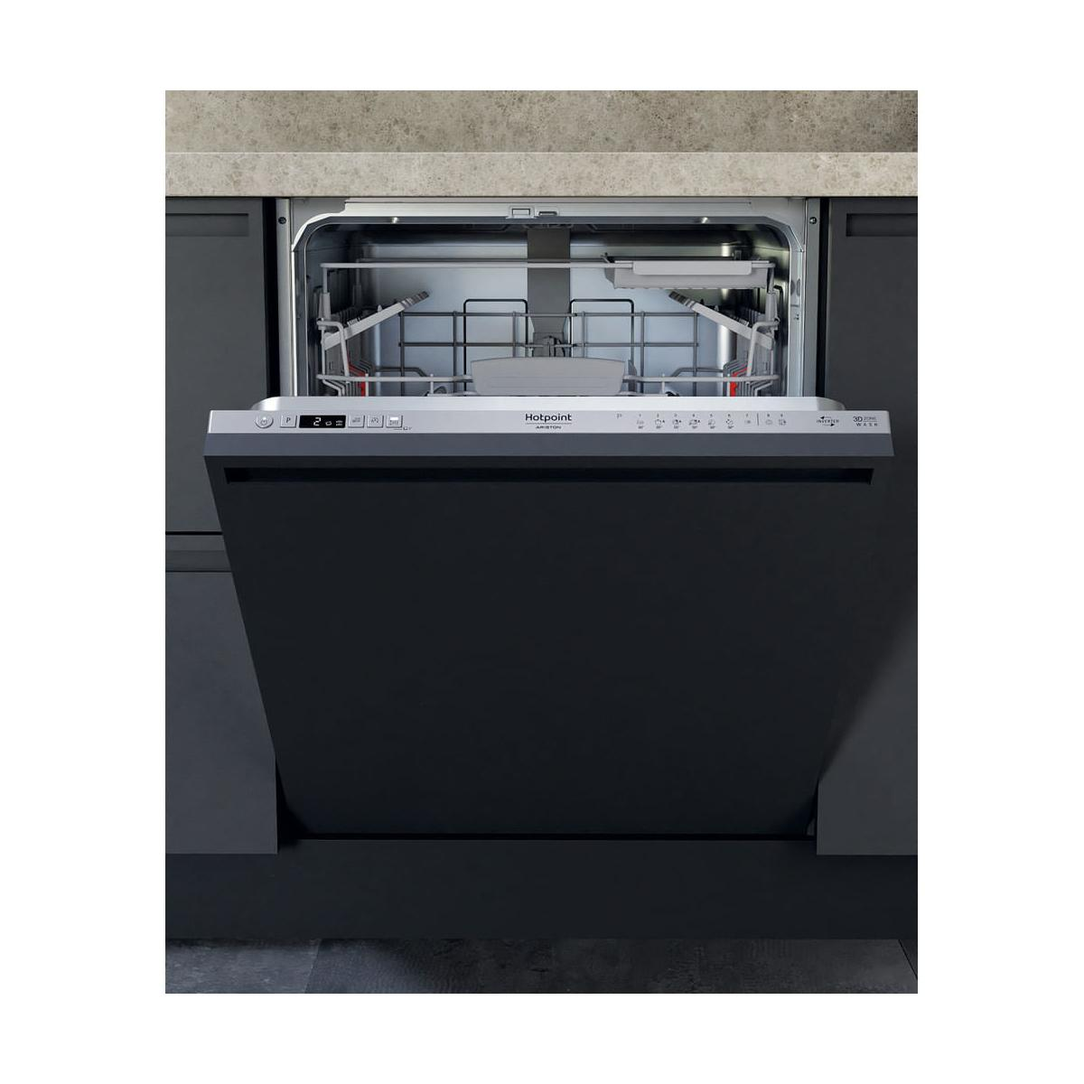 Lavastoviglie nera aperta con logo Hotpoint e display digitale. Cesti interni visibili.