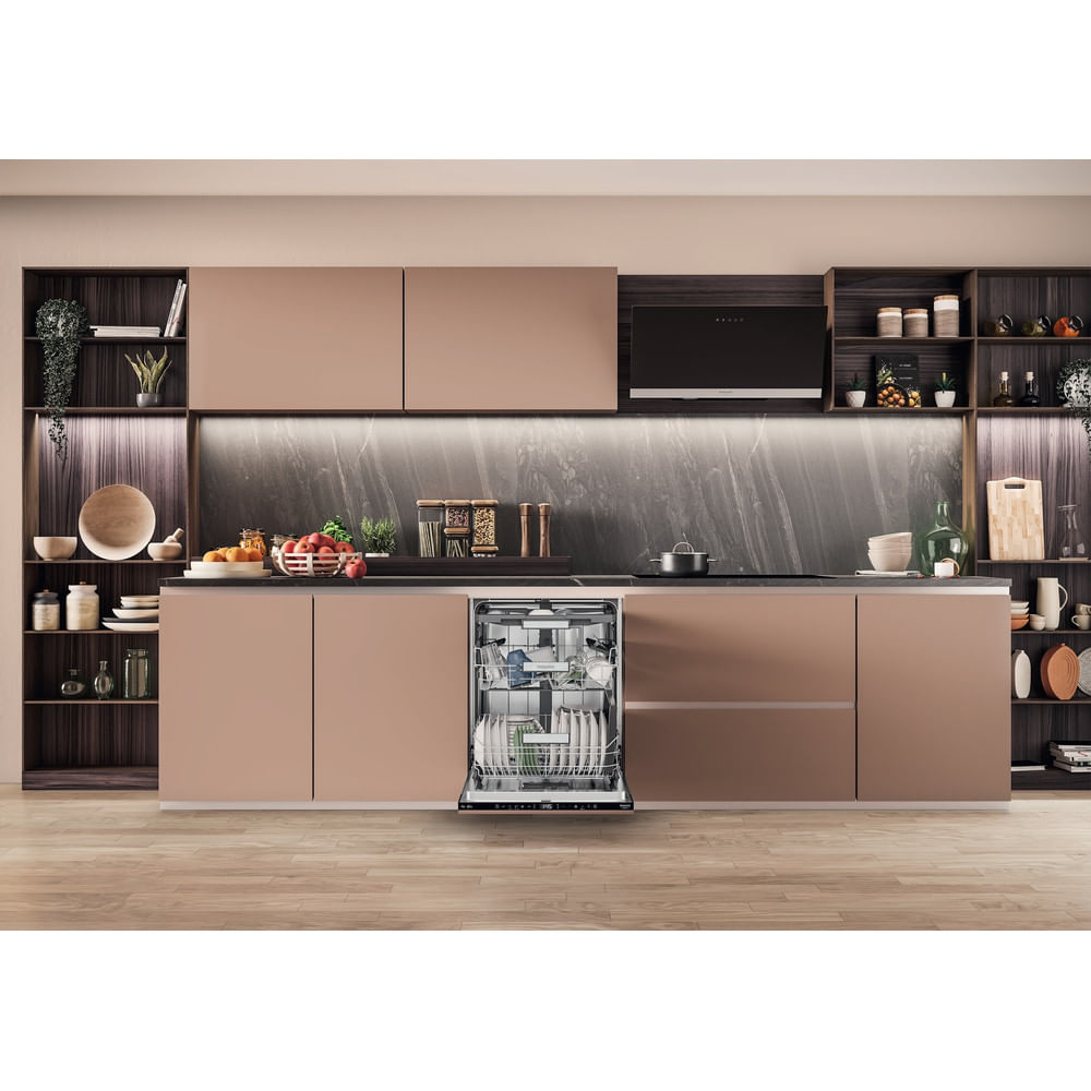 Una cucina moderna con mensole aperte, cassetti e una lavastoviglie aperta.