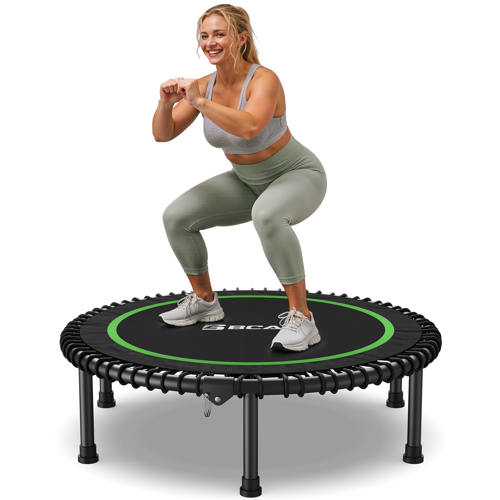 Eine Frau in Sportkleidung macht einen Hocksprung auf einem schwarzen Trampolin mit grünen Akzenten.