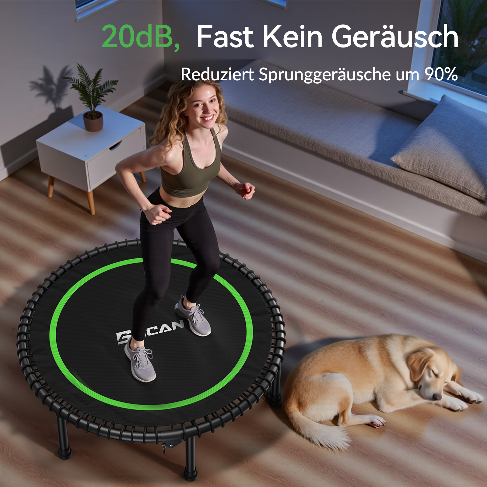 Eine Frau in Sportkleidung springt auf einem schwarz-grünen Trampolin in einem hellen Raum, ein schlafender Hund in der Nähe.