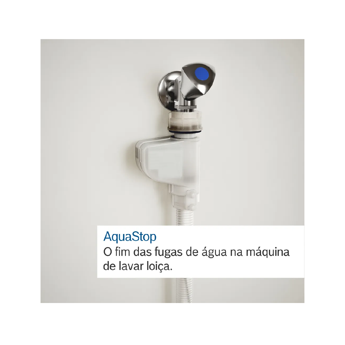 Dispositivo AquaStop con indicatore blu su un muro.