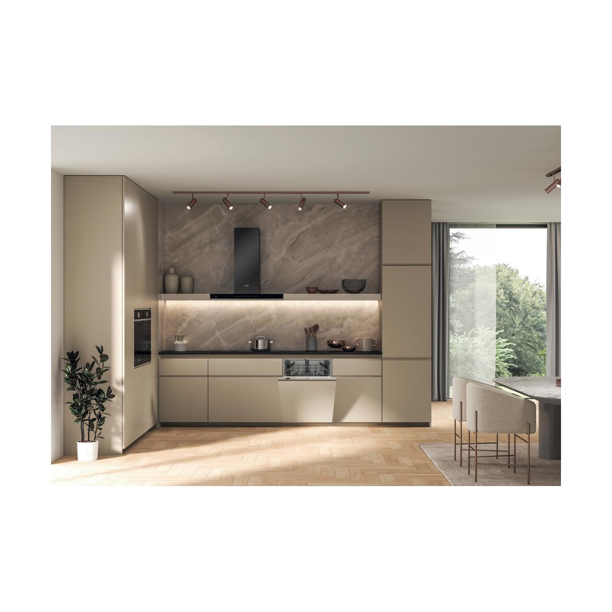 Una moderna cucina beige con cappa aspirante nera, lavastoviglie e forno da incasso.