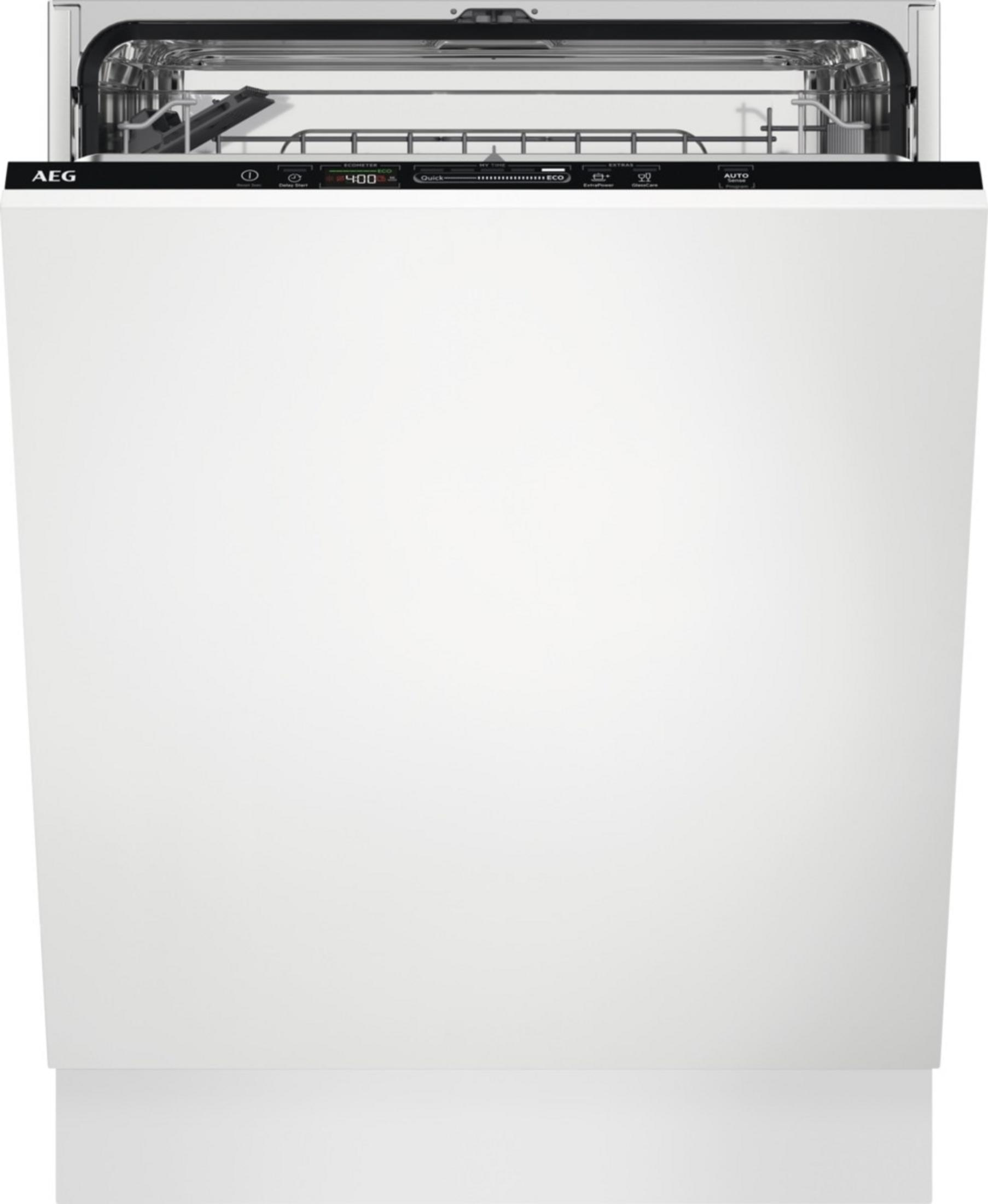 Een witte AEG vaatwasser met de bovenste deur open, met het bedieningspaneel en display.