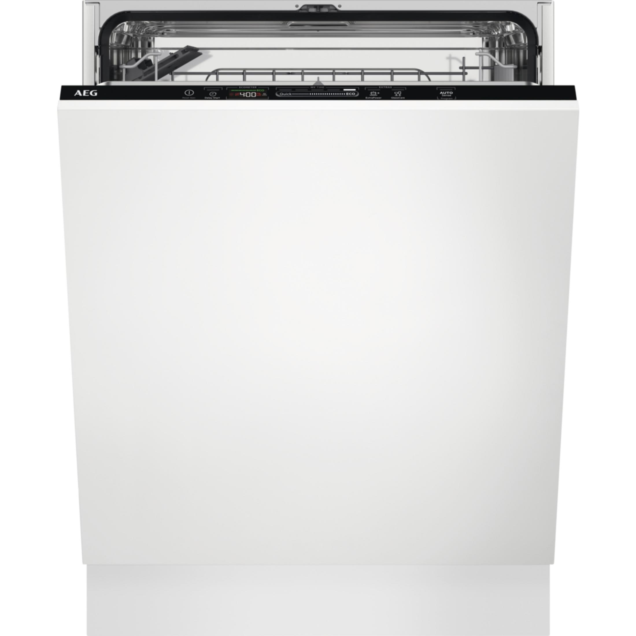 Een witte AEG vaatwasser met open bovenste rek en digitaal display.