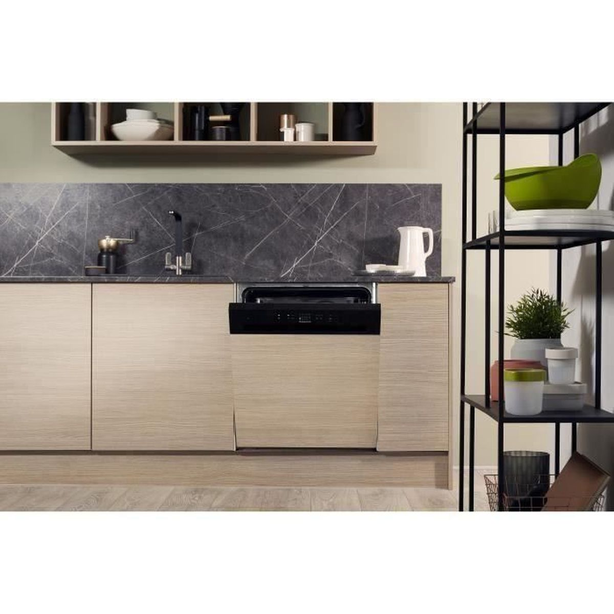Una cocina moderna con gabinetes de madera, lavavajillas negro y estanter ías.