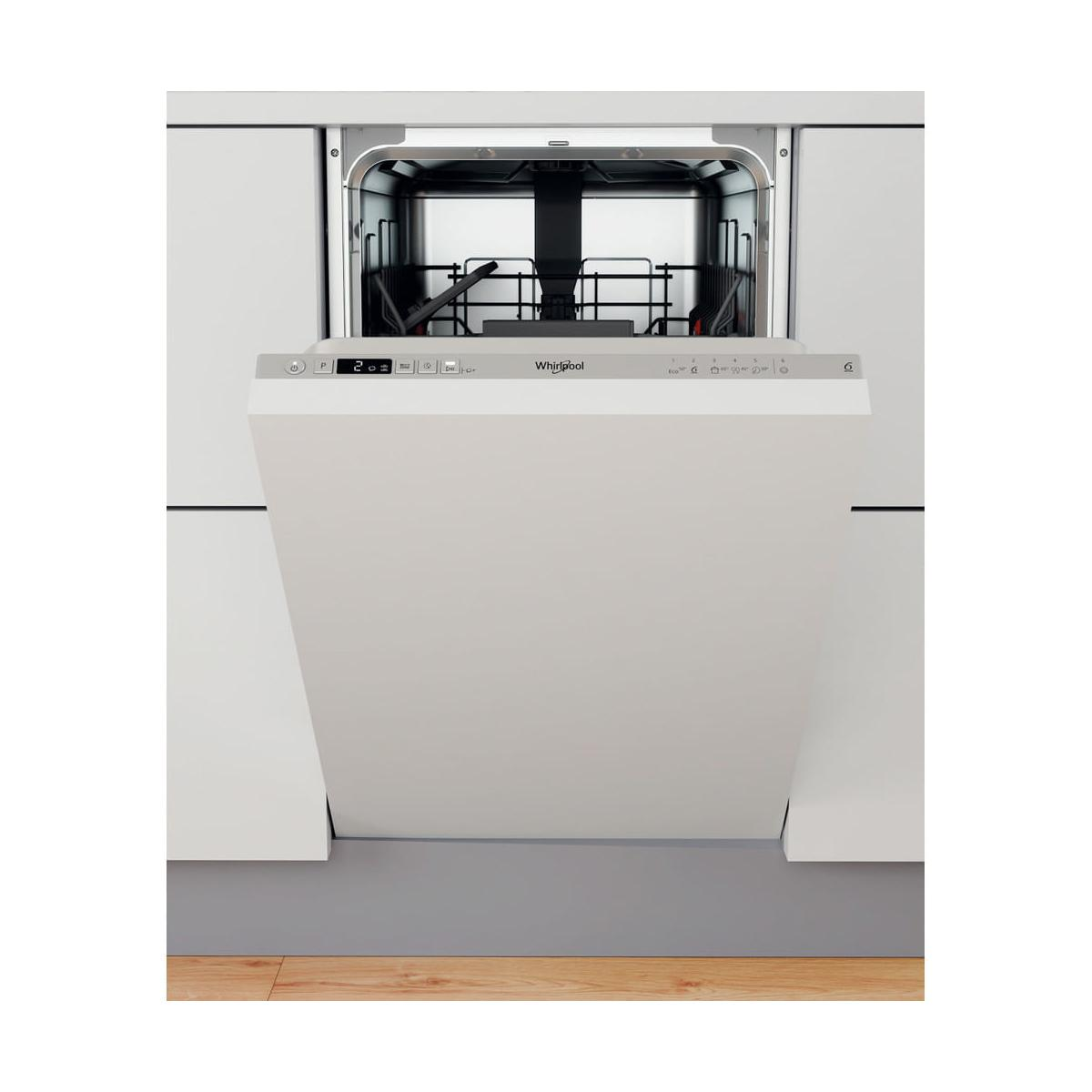 Lavastoviglie da incasso con porta aperta, logo Whirlpool e pannello.