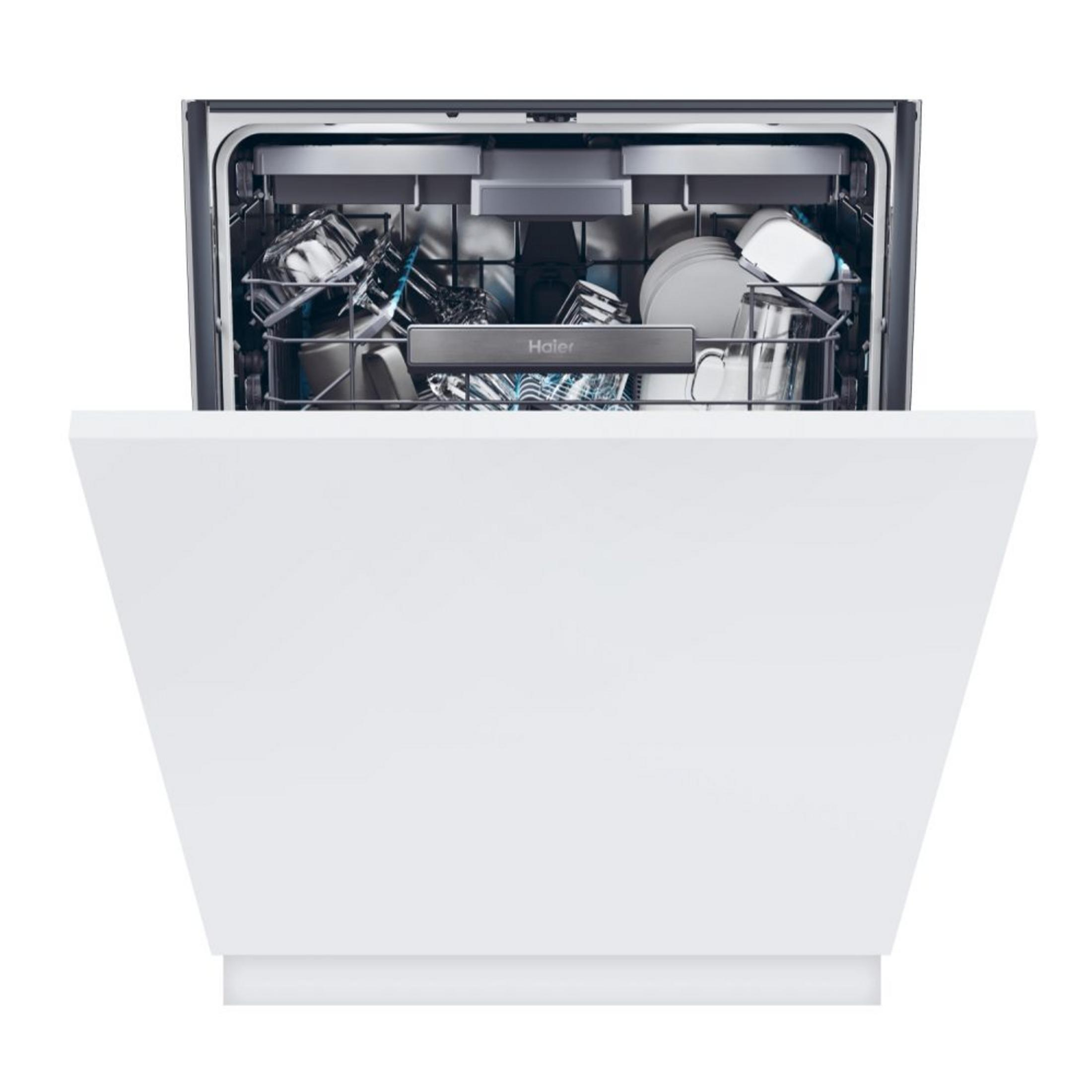 Open vaatwasser met vaatwerk, zilverkleurig Haier bedieningspaneel.