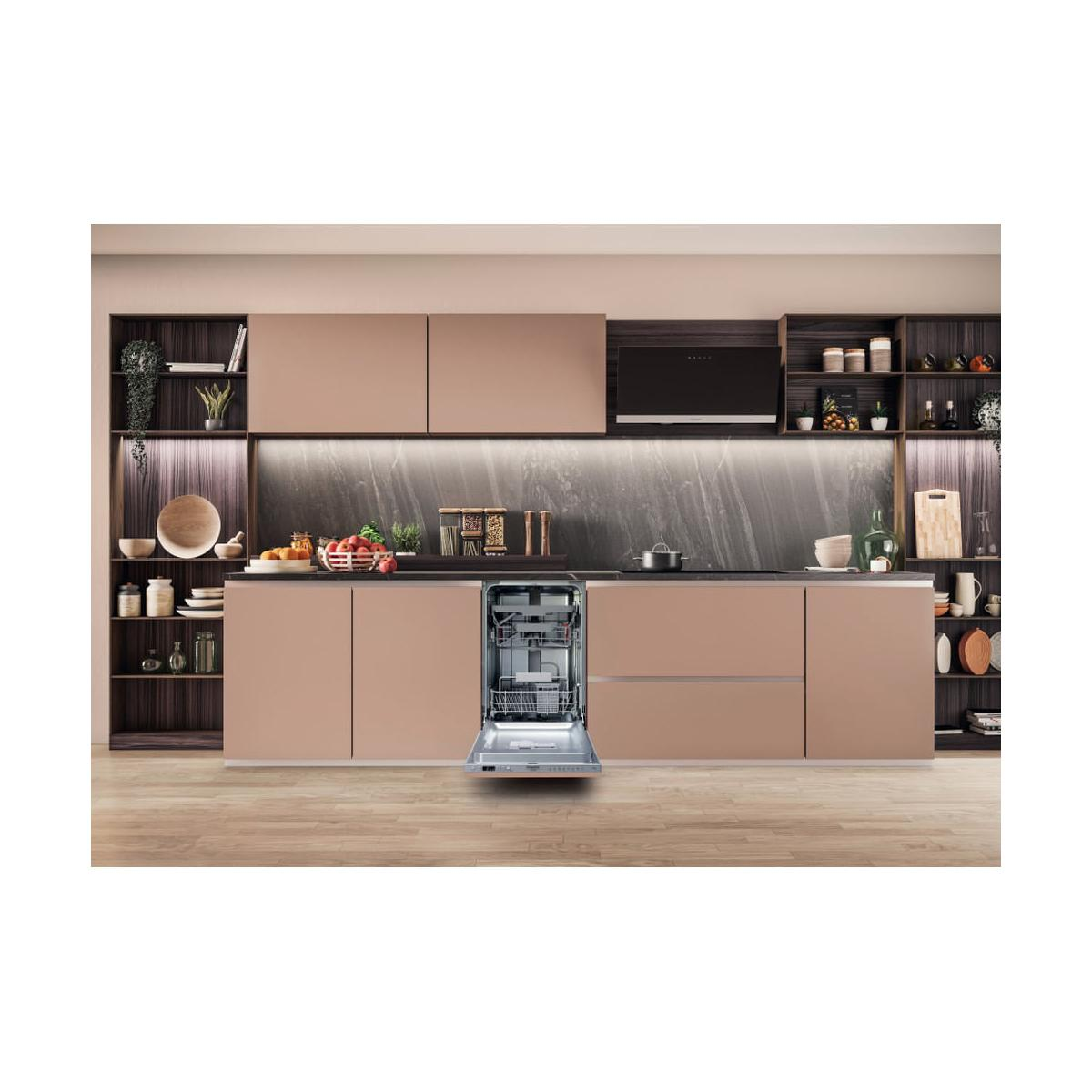 Una cucina moderna con mensole aperte e lavastoviglie aperta.