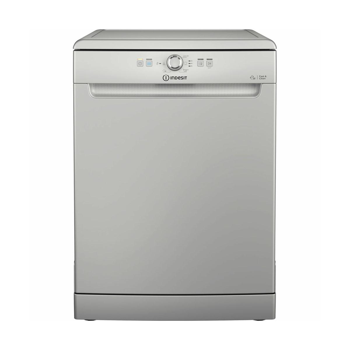 Una lavastoviglie Indesit argentata con pannello di controllo e porta.