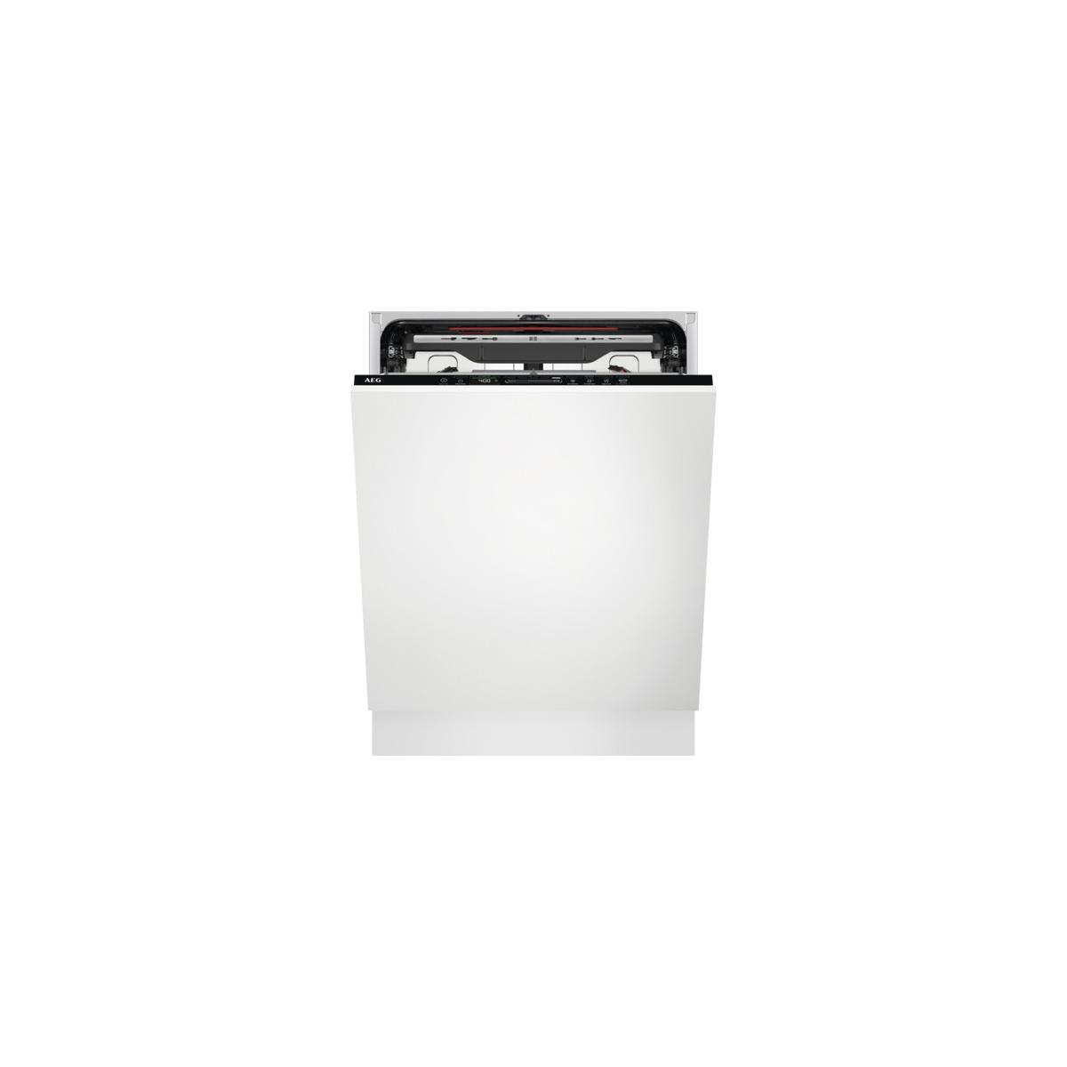 Een witte AEG vaatwasser met de deur open, het bedieningspaneel zichtbaar.
