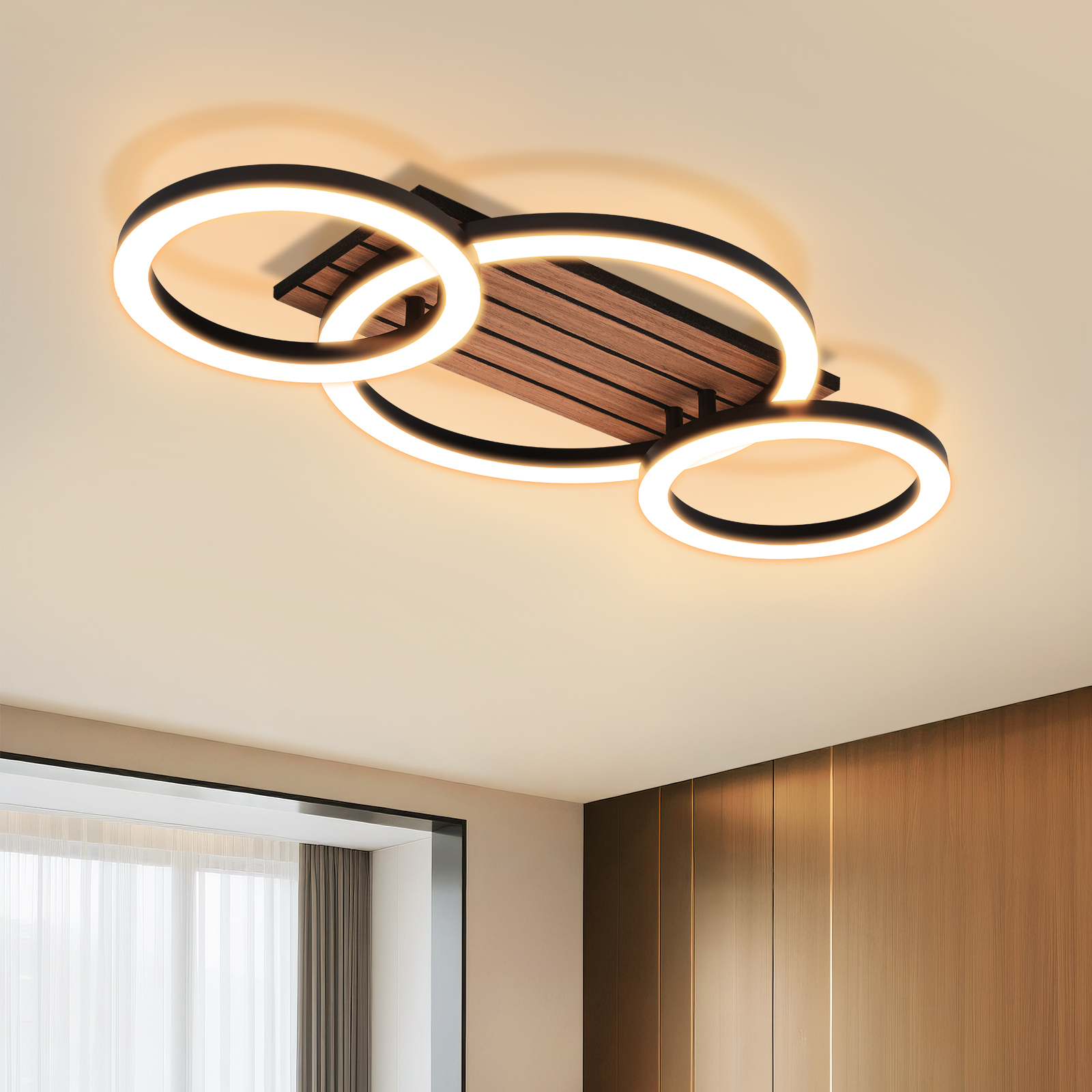 Deckenleuchte mit drei Ringen und Holzdetails über einem Fenster und Wandverkleidung.