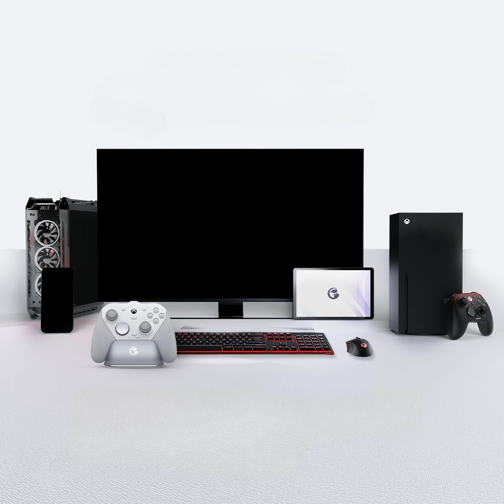 Una postazione da gioco con PC, monitor, tastiera, mouse, controller e Xbox Series X.