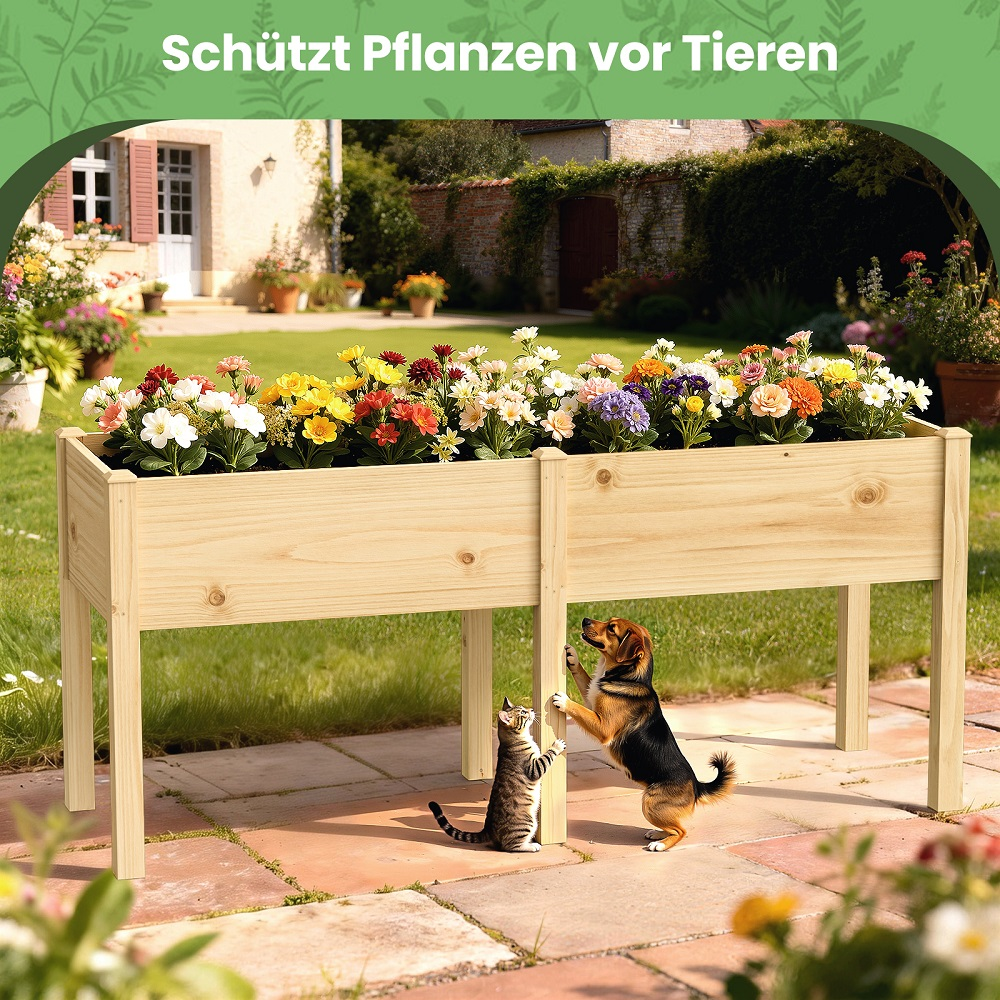 Ein Hund und eine Katze spielen unter einem hölzernen Hochbeet mit bunten Blumen.